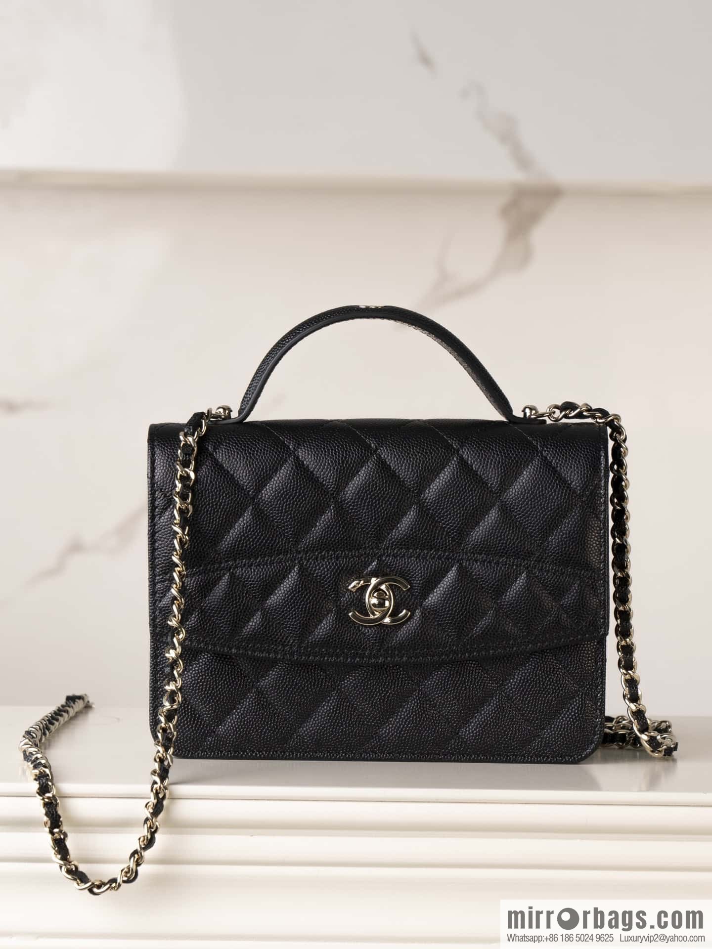 𝐂𝐡𝐚𝐧𝐞𝐥 𝟐𝟓𝐜 mini backpack, black gold 🖤 AP4406