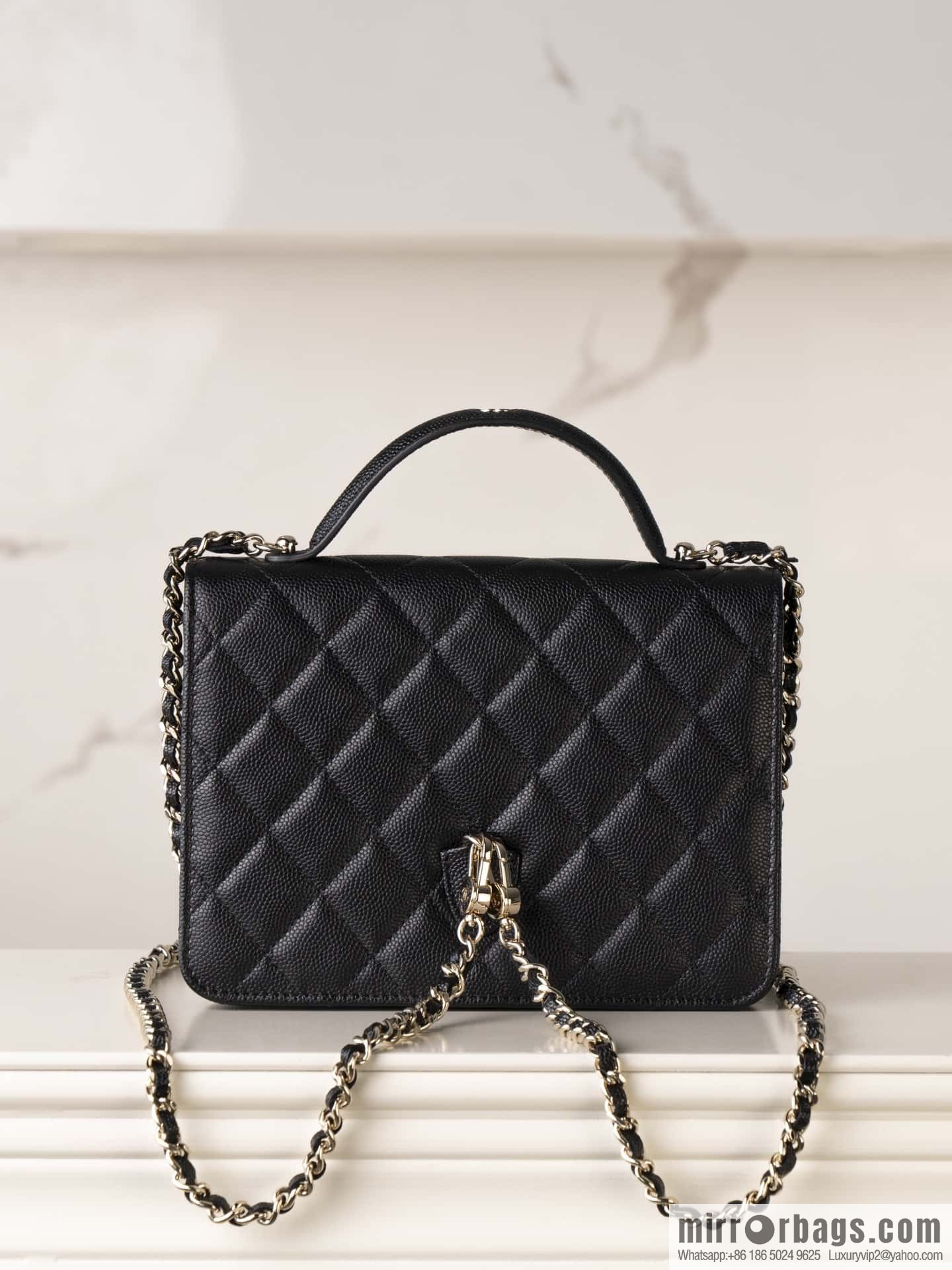 𝐂𝐡𝐚𝐧𝐞𝐥 𝟐𝟓𝐜 mini backpack, black gold 🖤 AP4406