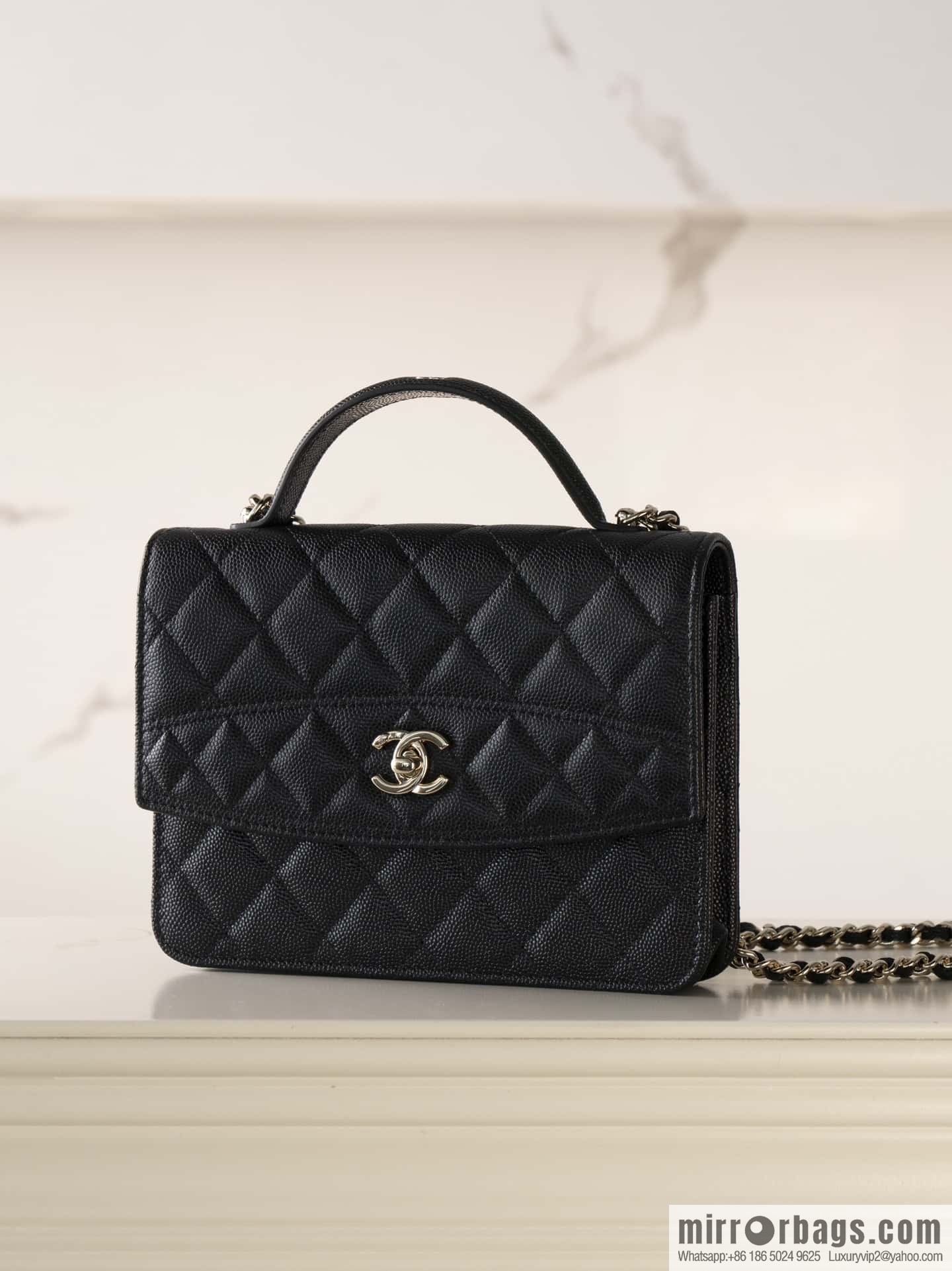 𝐂𝐡𝐚𝐧𝐞𝐥 𝟐𝟓𝐜 mini backpack, black gold 🖤 AP4406
