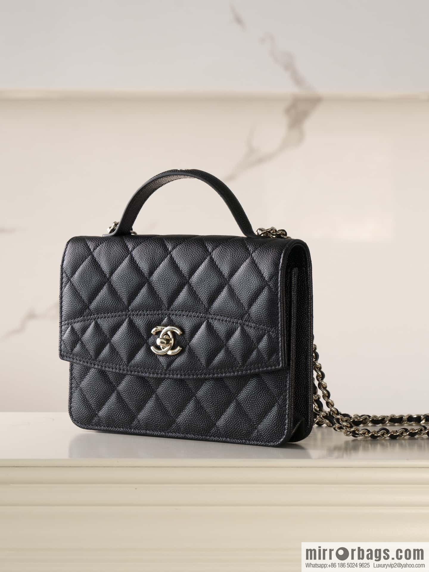𝐂𝐡𝐚𝐧𝐞𝐥 𝟐𝟓𝐜 mini backpack, black gold 🖤 AP4406