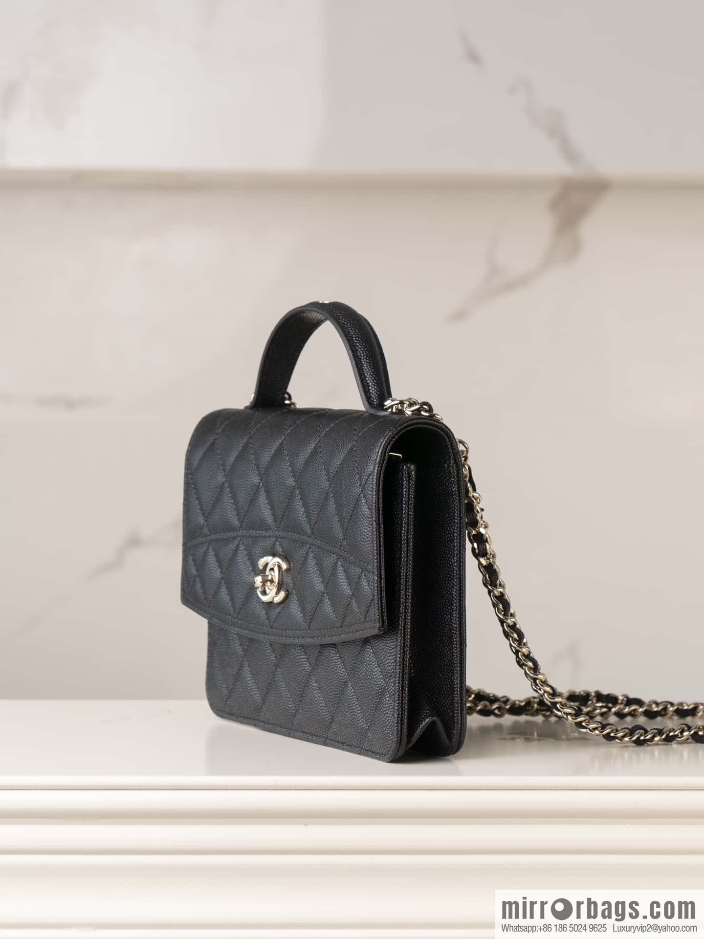 𝐂𝐡𝐚𝐧𝐞𝐥 𝟐𝟓𝐜 mini backpack, black gold 🖤 AP4406