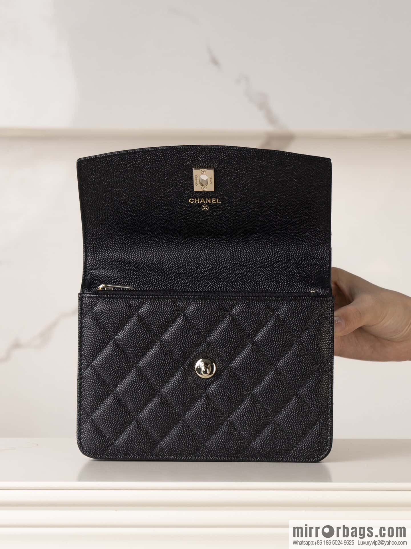 𝐂𝐡𝐚𝐧𝐞𝐥 𝟐𝟓𝐜 mini backpack, black gold 🖤 AP4406