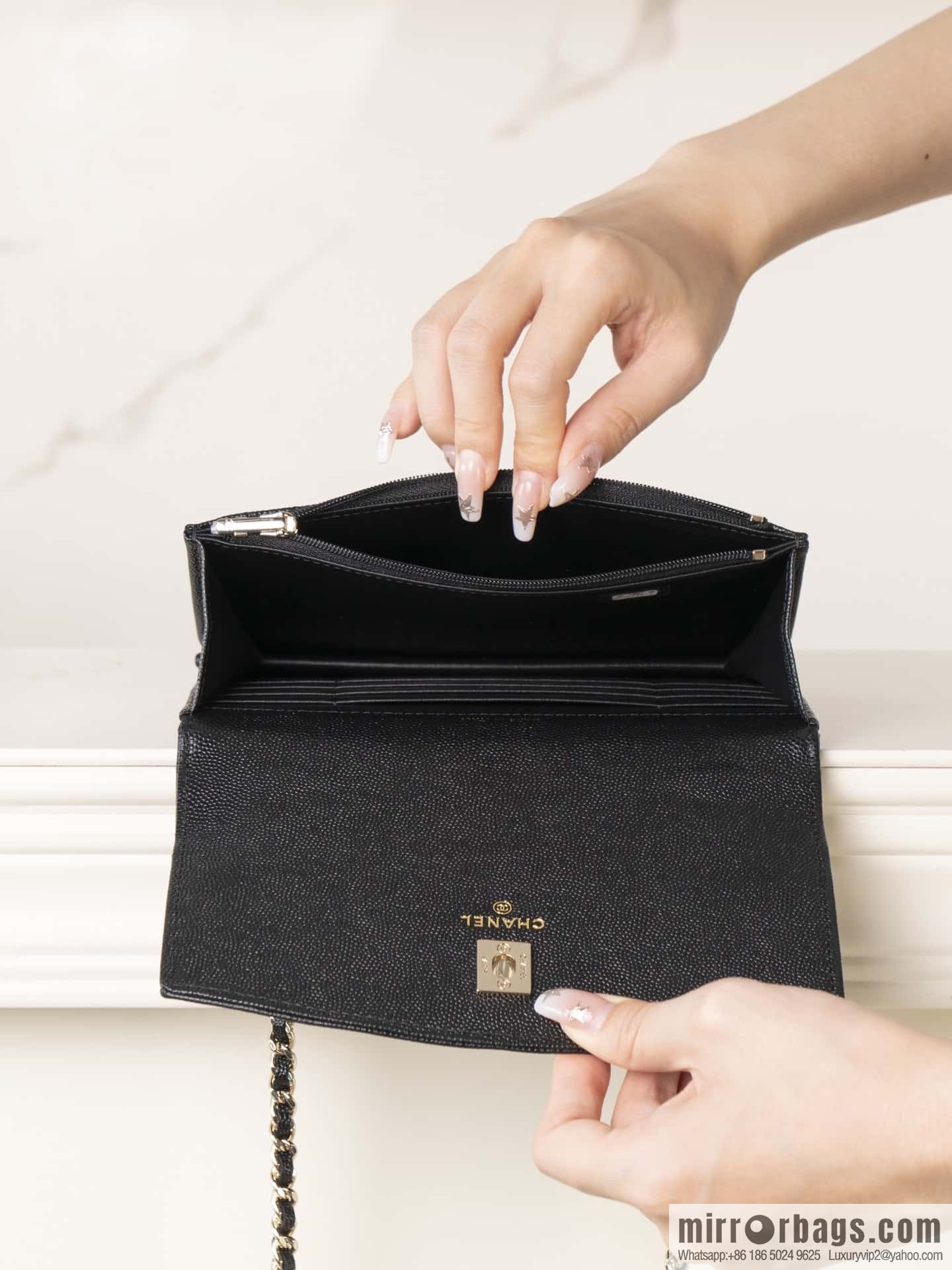 𝐂𝐡𝐚𝐧𝐞𝐥 𝟐𝟓𝐜 mini backpack, black gold 🖤 AP4406