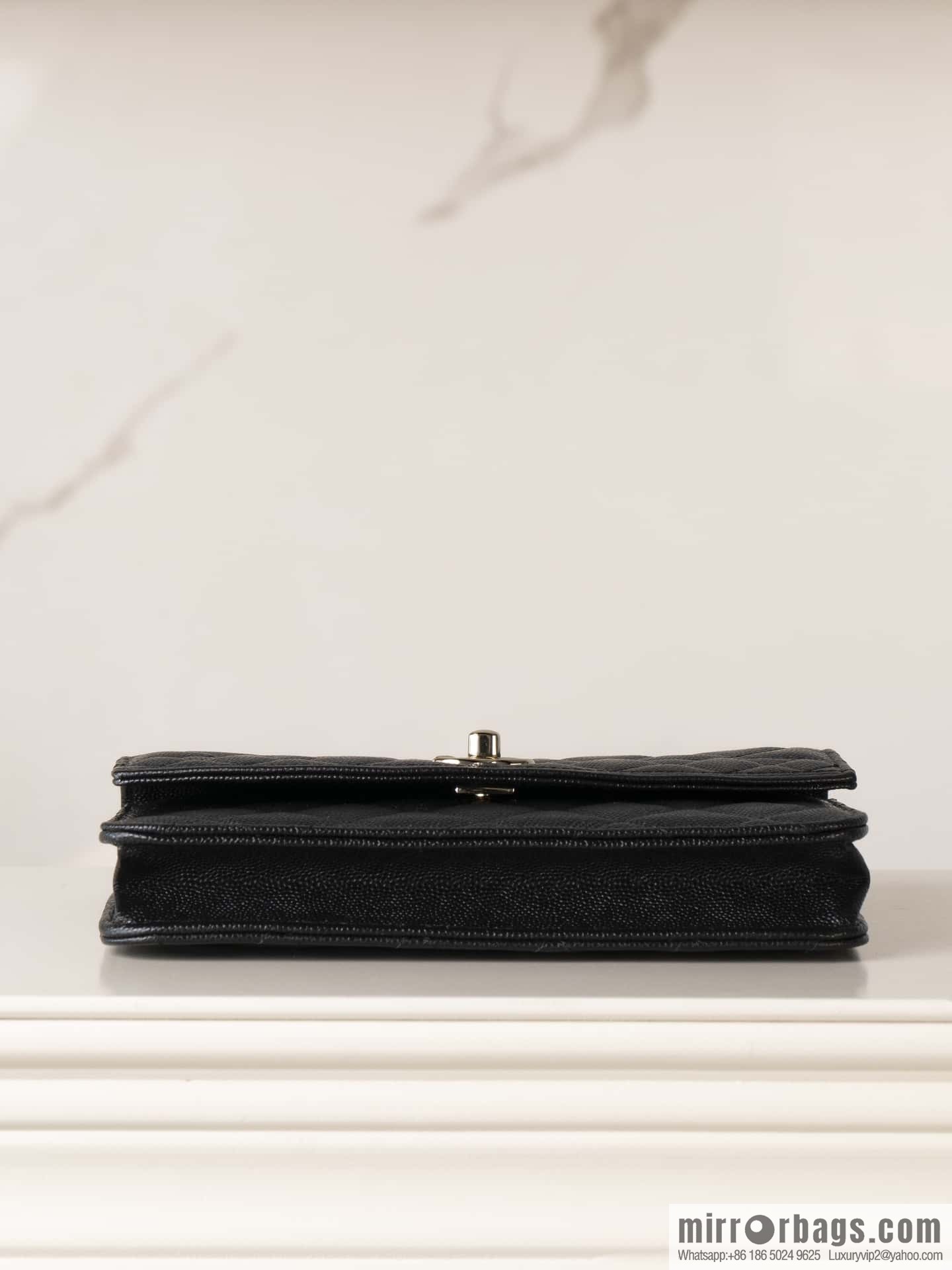 𝐂𝐡𝐚𝐧𝐞𝐥 𝟐𝟓𝐜 mini backpack, black gold 🖤 AP4406