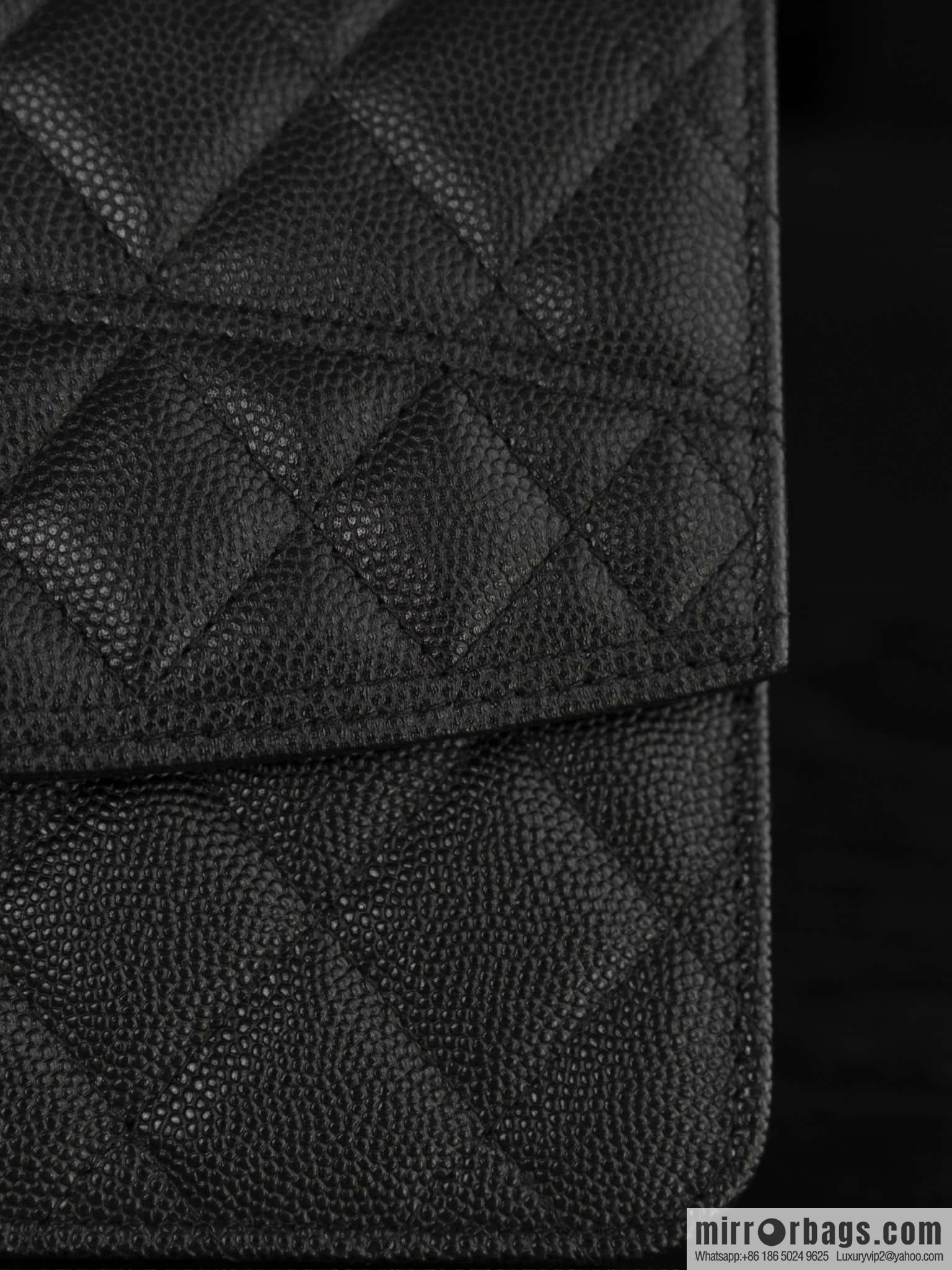 𝐂𝐡𝐚𝐧𝐞𝐥 𝟐𝟓𝐜 mini backpack, black gold 🖤 AP4406