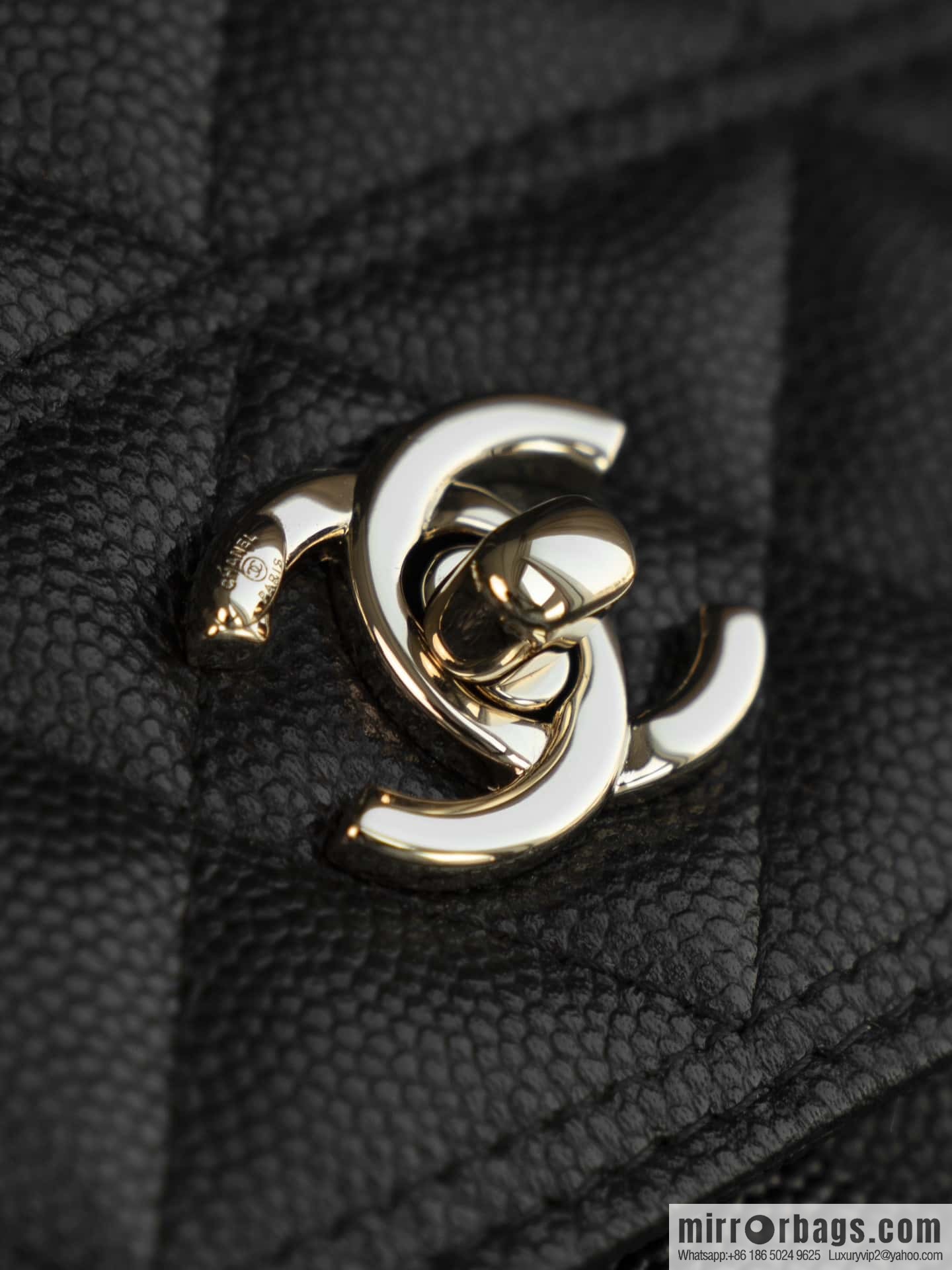𝐂𝐡𝐚𝐧𝐞𝐥 𝟐𝟓𝐜 mini backpack, black gold 🖤 AP4406
