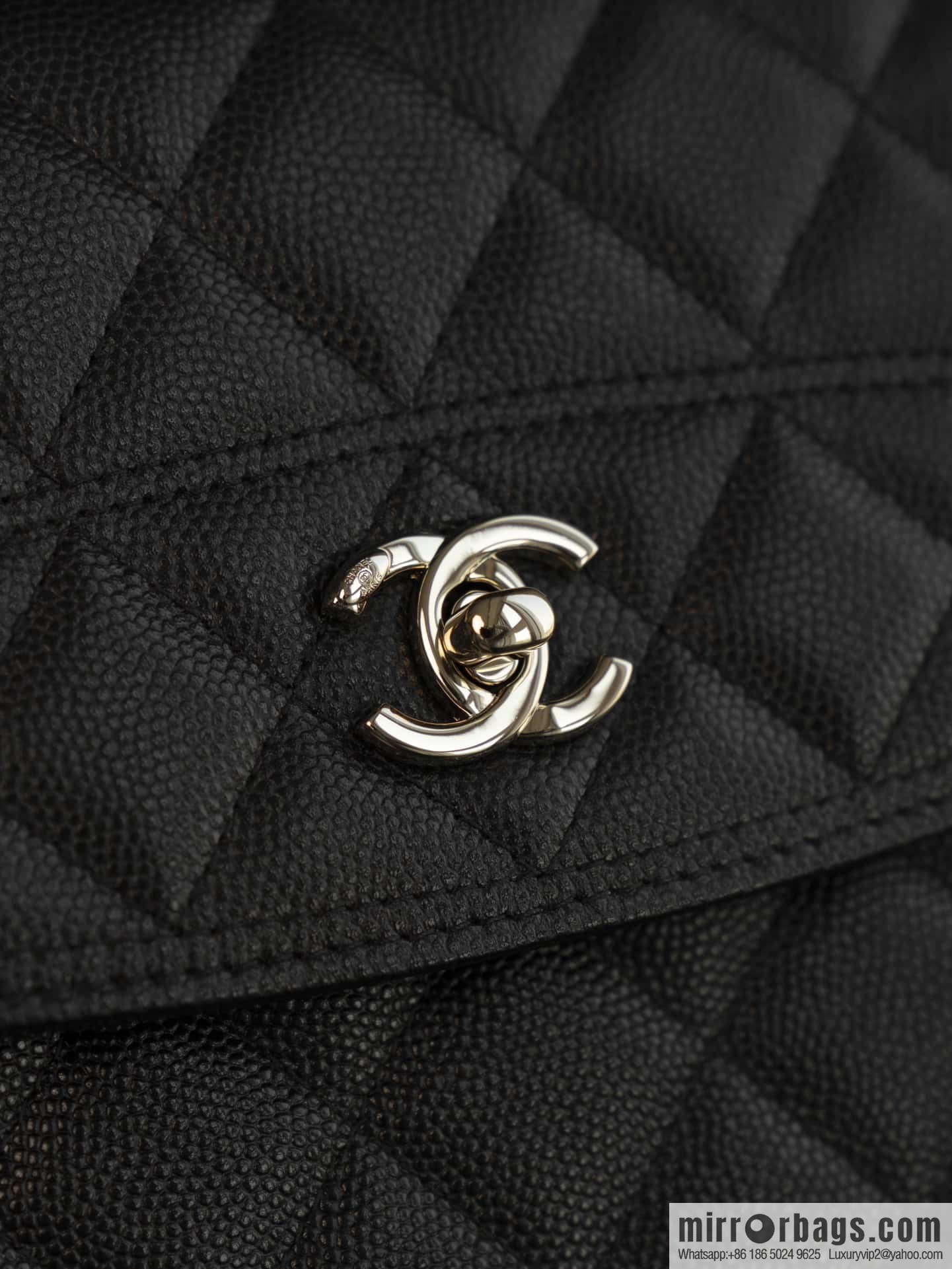 𝐂𝐡𝐚𝐧𝐞𝐥 𝟐𝟓𝐜 mini backpack, black gold 🖤 AP4406