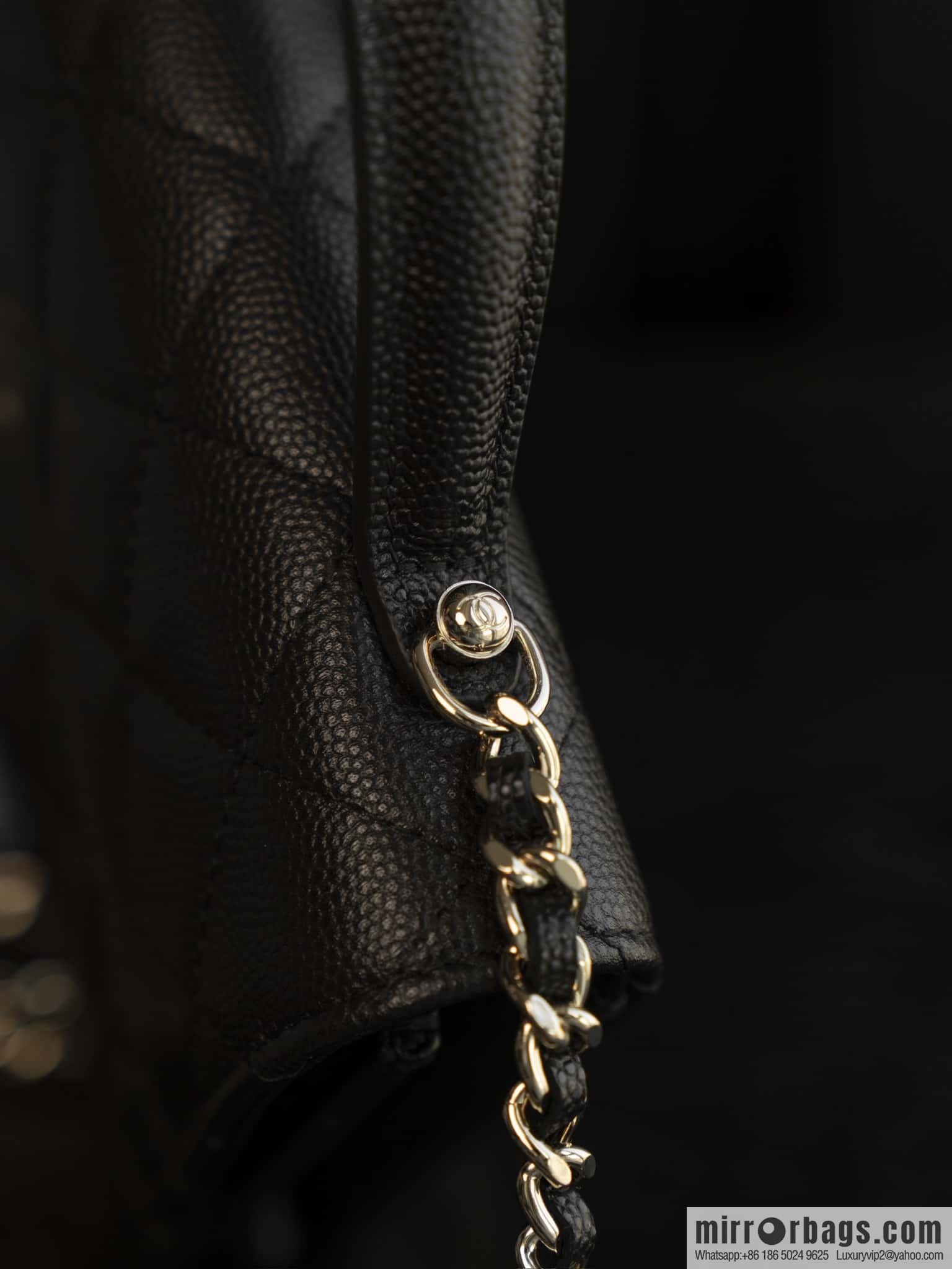 𝐂𝐡𝐚𝐧𝐞𝐥 𝟐𝟓𝐜 mini backpack, black gold 🖤 AP4406