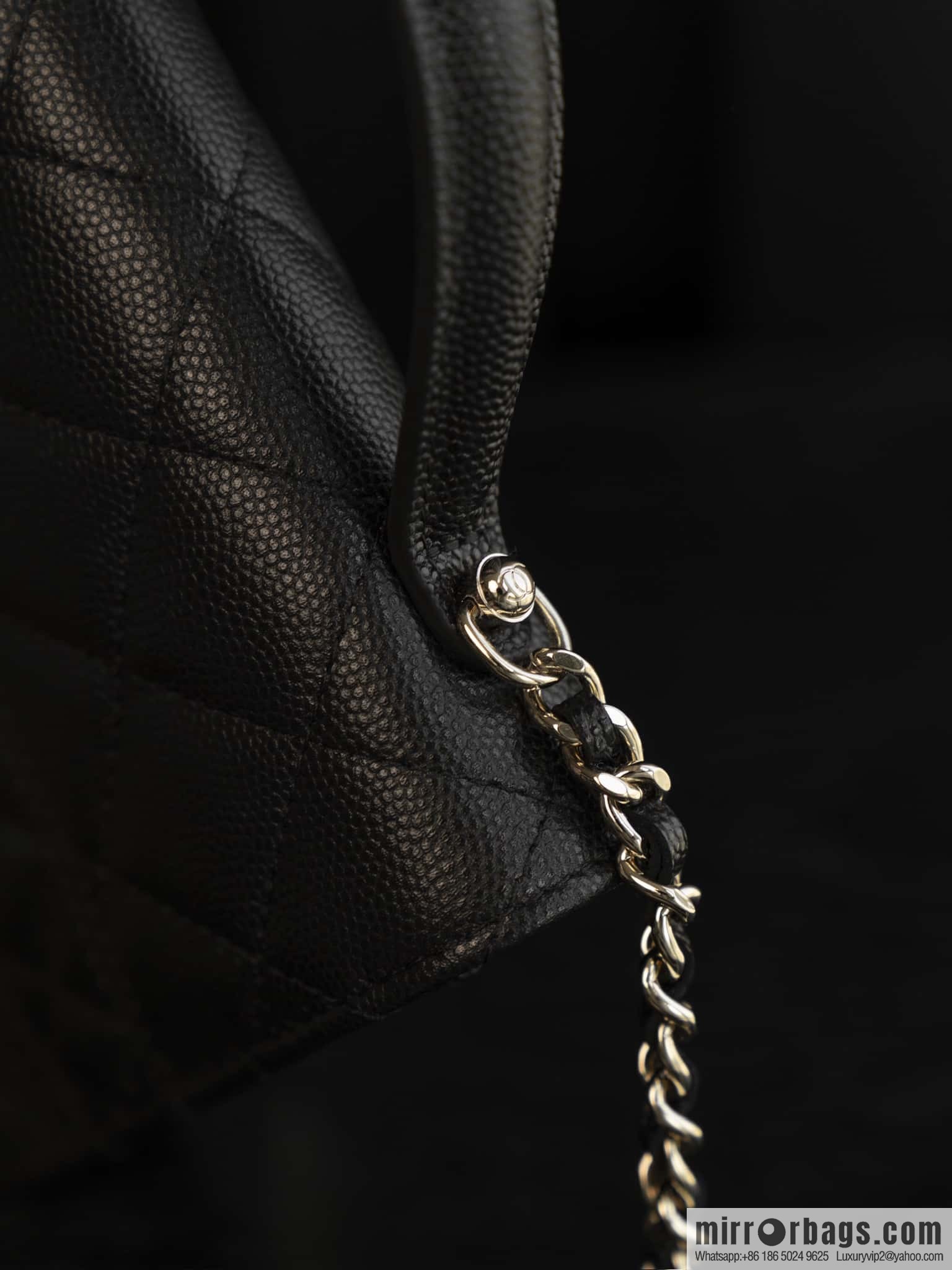 𝐂𝐡𝐚𝐧𝐞𝐥 𝟐𝟓𝐜 mini backpack, black gold 🖤 AP4406