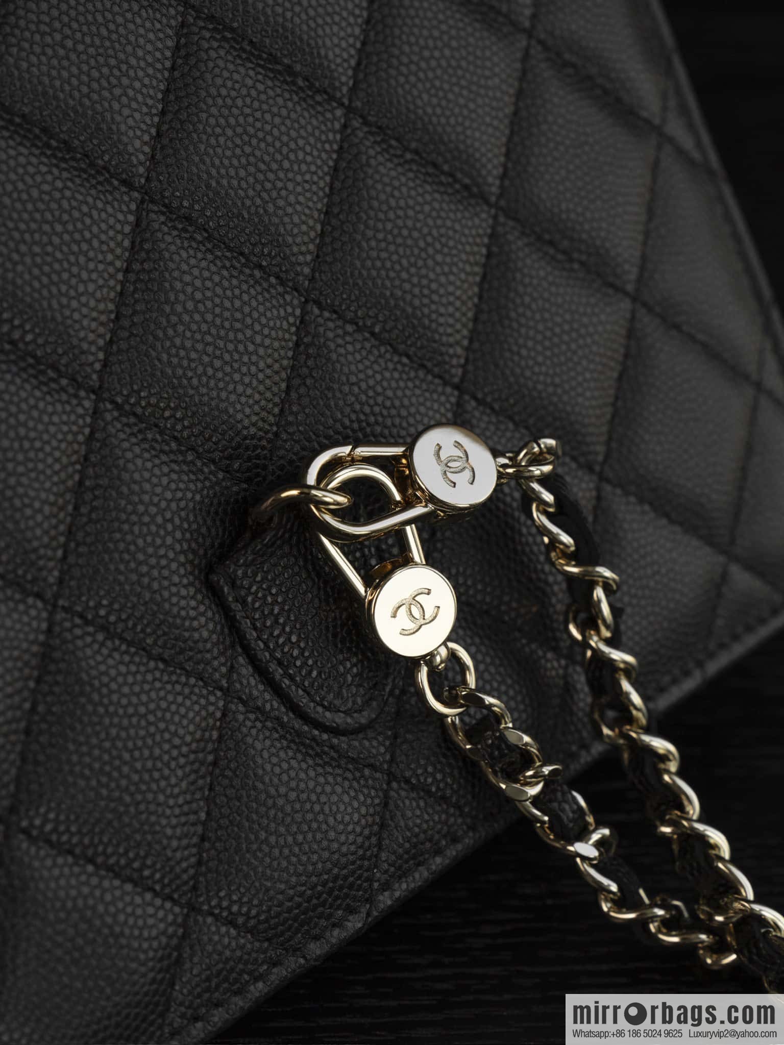 𝐂𝐡𝐚𝐧𝐞𝐥 𝟐𝟓𝐜 mini backpack, black gold 🖤 AP4406