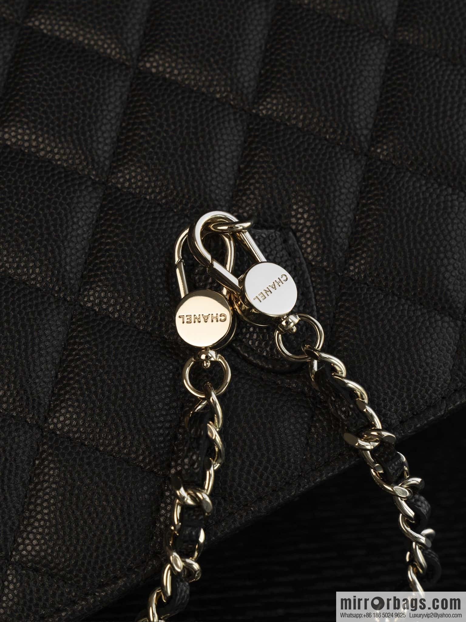 𝐂𝐡𝐚𝐧𝐞𝐥 𝟐𝟓𝐜 mini backpack, black gold 🖤 AP4406