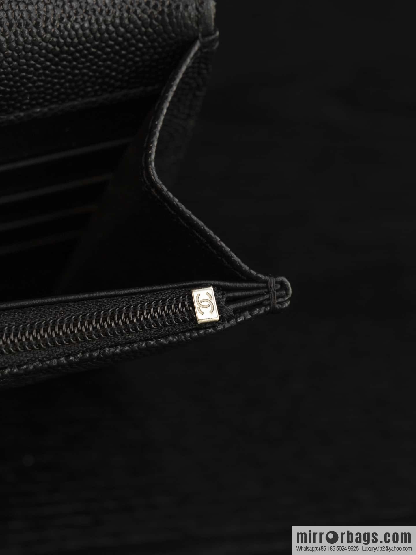 𝐂𝐡𝐚𝐧𝐞𝐥 𝟐𝟓𝐜 mini backpack, black gold 🖤 AP4406