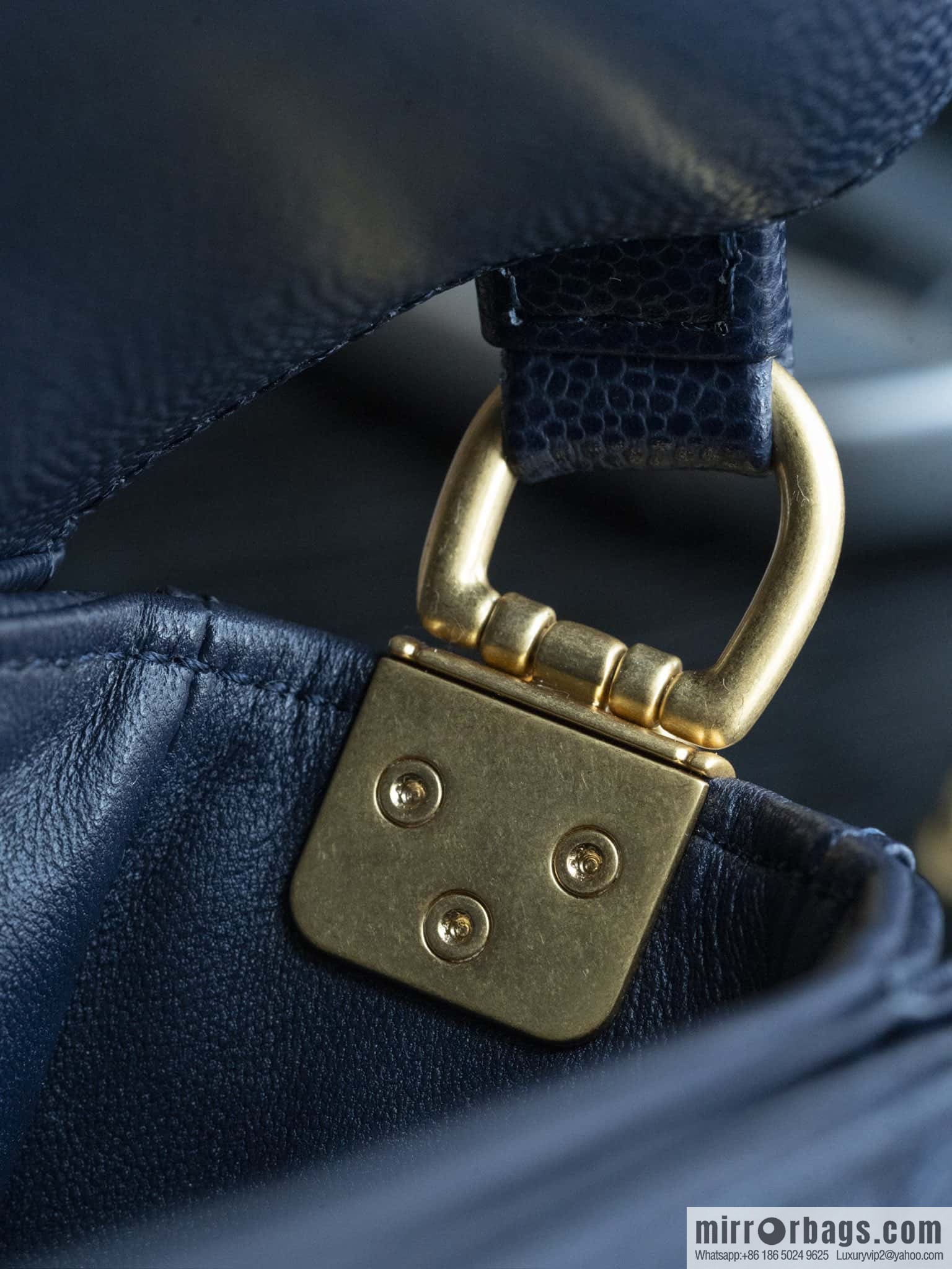 𝐂𝐡𝐚𝐧𝐞𝐥 𝟮𝟰𝗞 autumn and winter series, handle cover bag, navy blue 💙 small AS5165