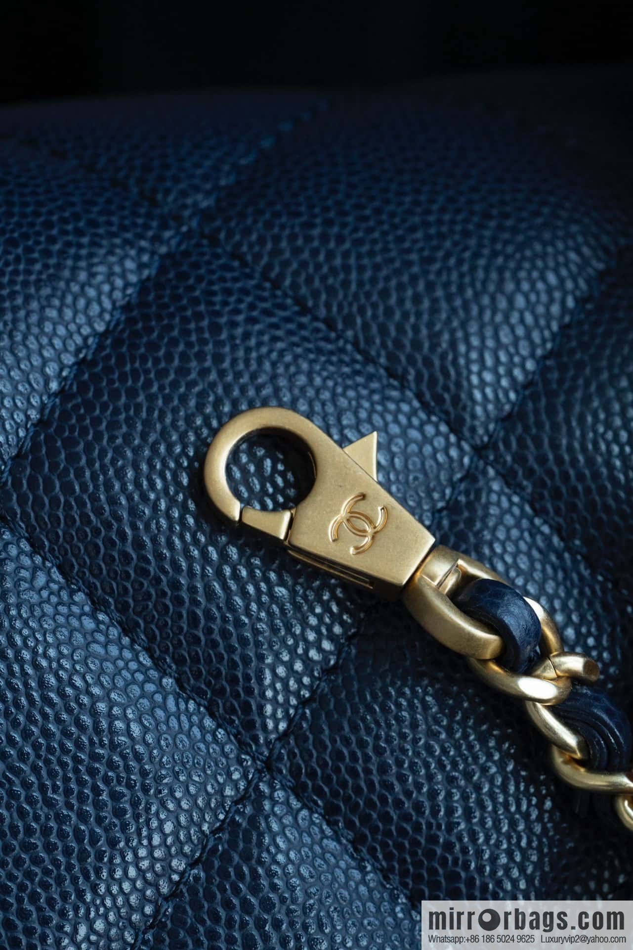𝐂𝐡𝐚𝐧𝐞𝐥 𝟮𝟰𝗞 autumn and winter series, handle cover bag, navy blue 💙 small AS5165