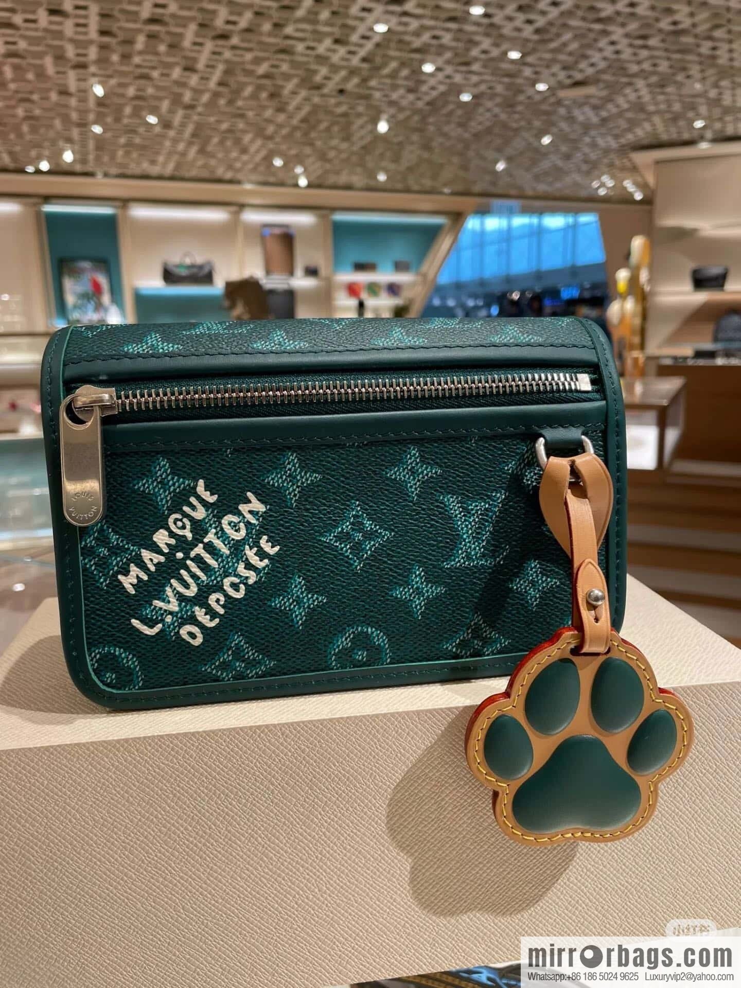 [Original order boutique] M12637 green silk screen, men's bag messenger bag series Bosphore mini handbag