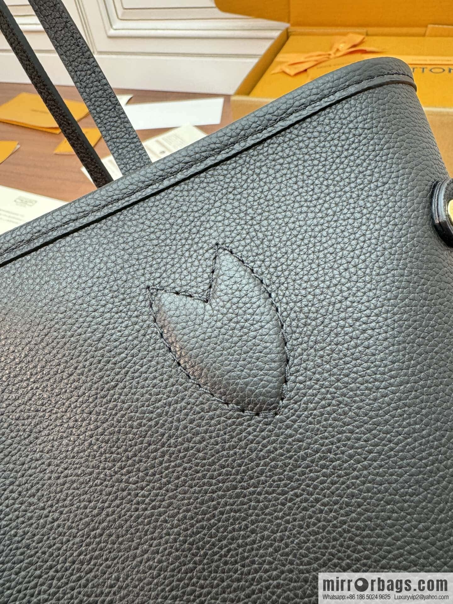 LV M11946 REVERSIBLE Neverfull Inside Out MM