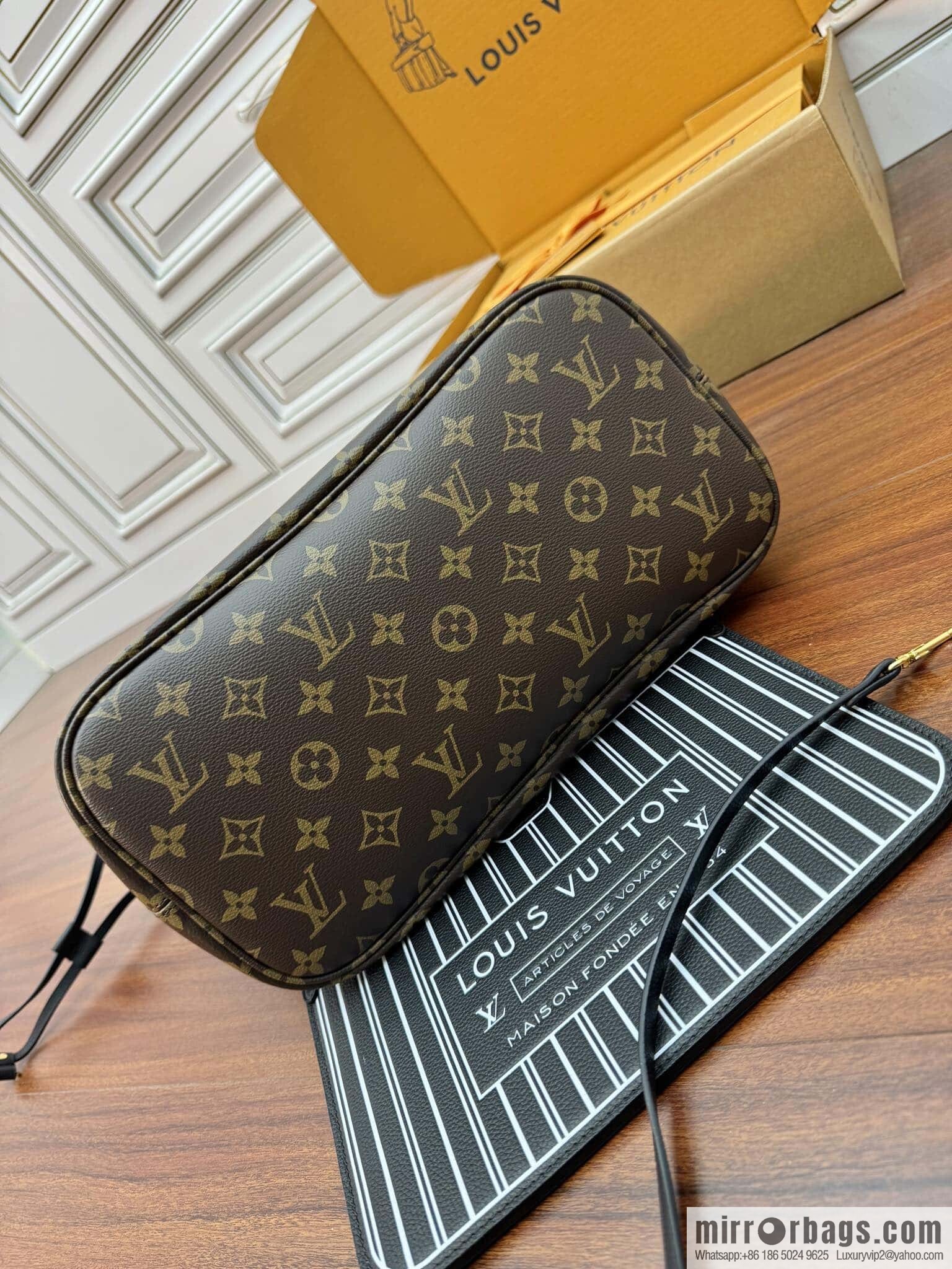 LV M11946 REVERSIBLE Neverfull Inside Out MM