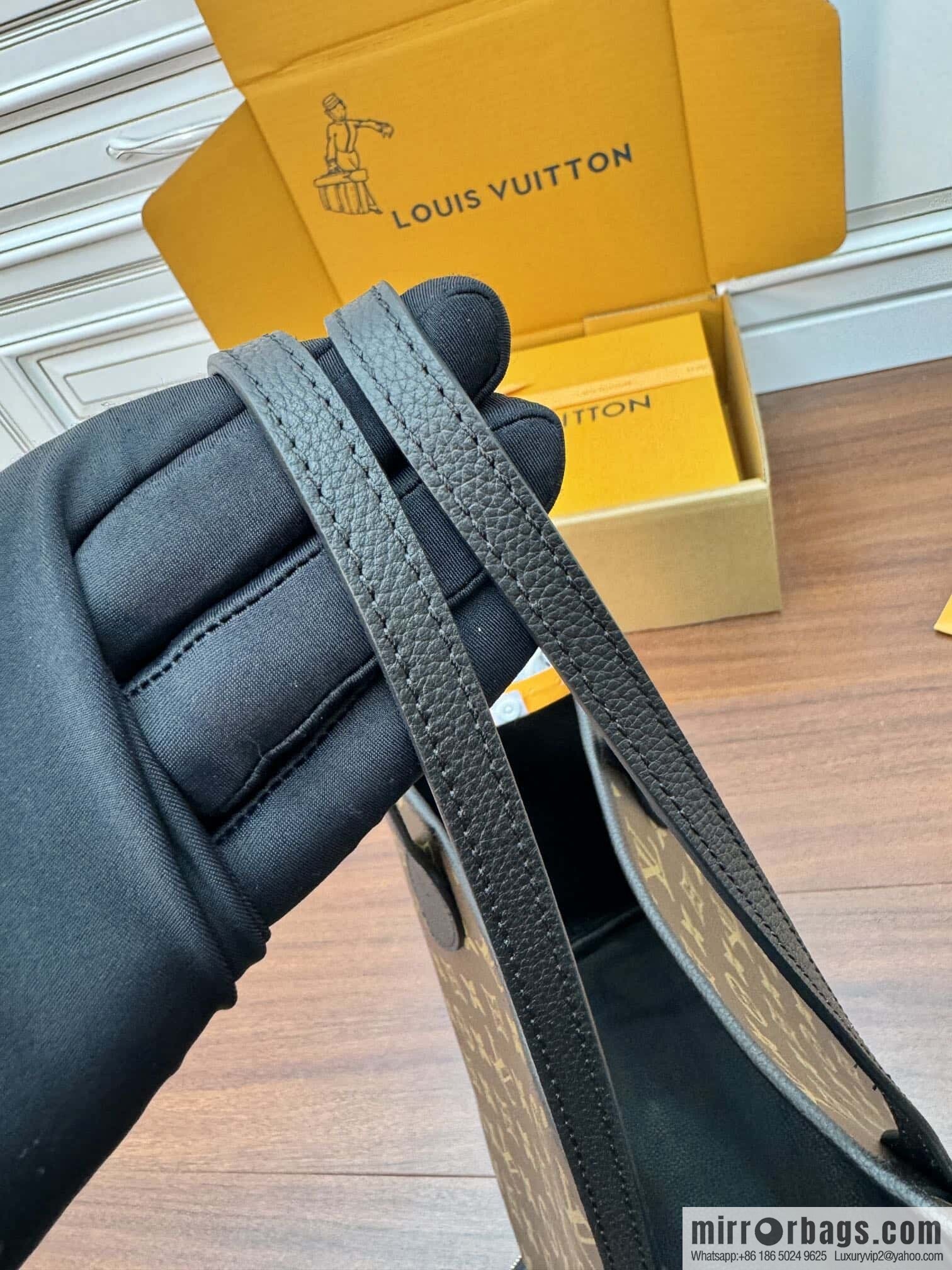 LV M11946 REVERSIBLE Neverfull Inside Out MM