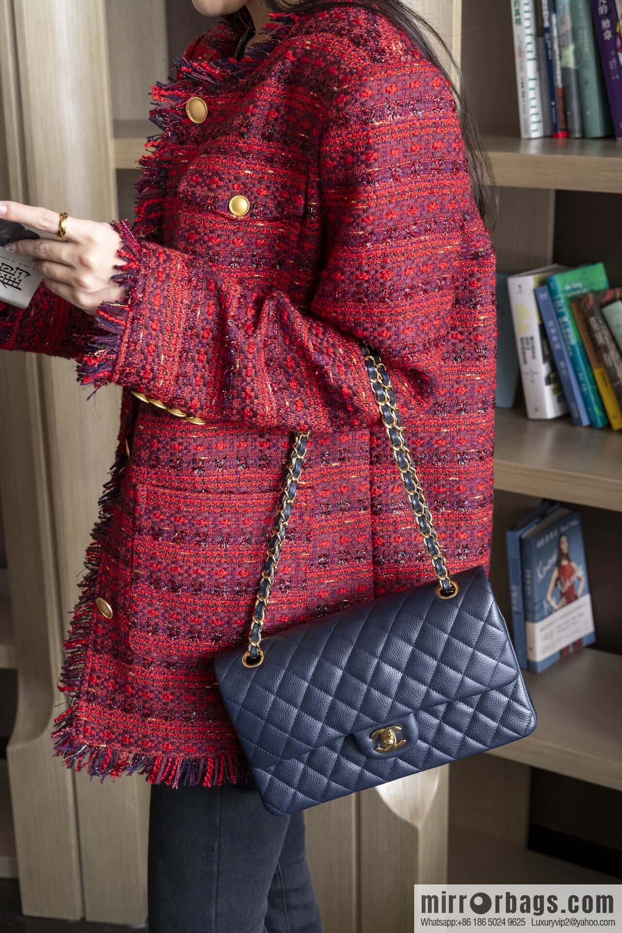 ℂ𝔽 𝗖𝗹𝗮𝘀𝘀𝗶𝗰 𝗙𝗹𝗮𝗽 | Original Litchi Pattern 🐂 Medium, Dark Blue A01112