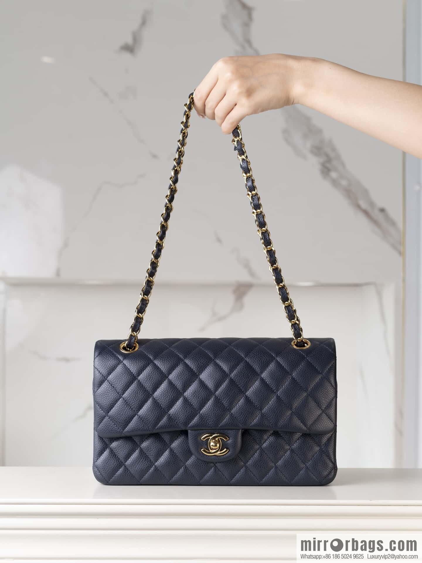 ℂ𝔽 𝗖𝗹𝗮𝘀𝘀𝗶𝗰 𝗙𝗹𝗮𝗽 | Original Litchi Pattern 🐂 Medium, Dark Blue A01112