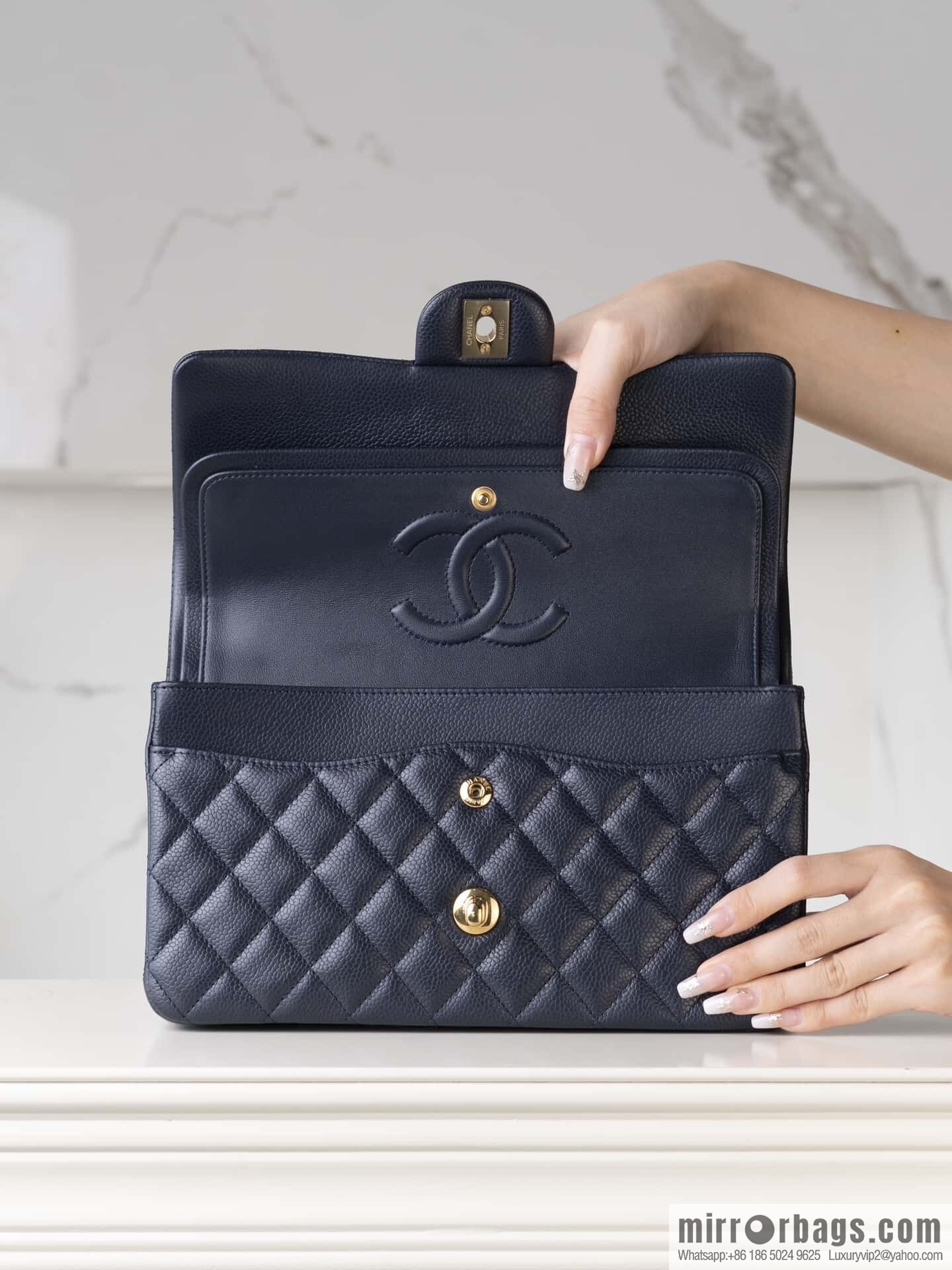 ℂ𝔽 𝗖𝗹𝗮𝘀𝘀𝗶𝗰 𝗙𝗹𝗮𝗽 | Original Litchi Pattern 🐂 Medium, Dark Blue A01112