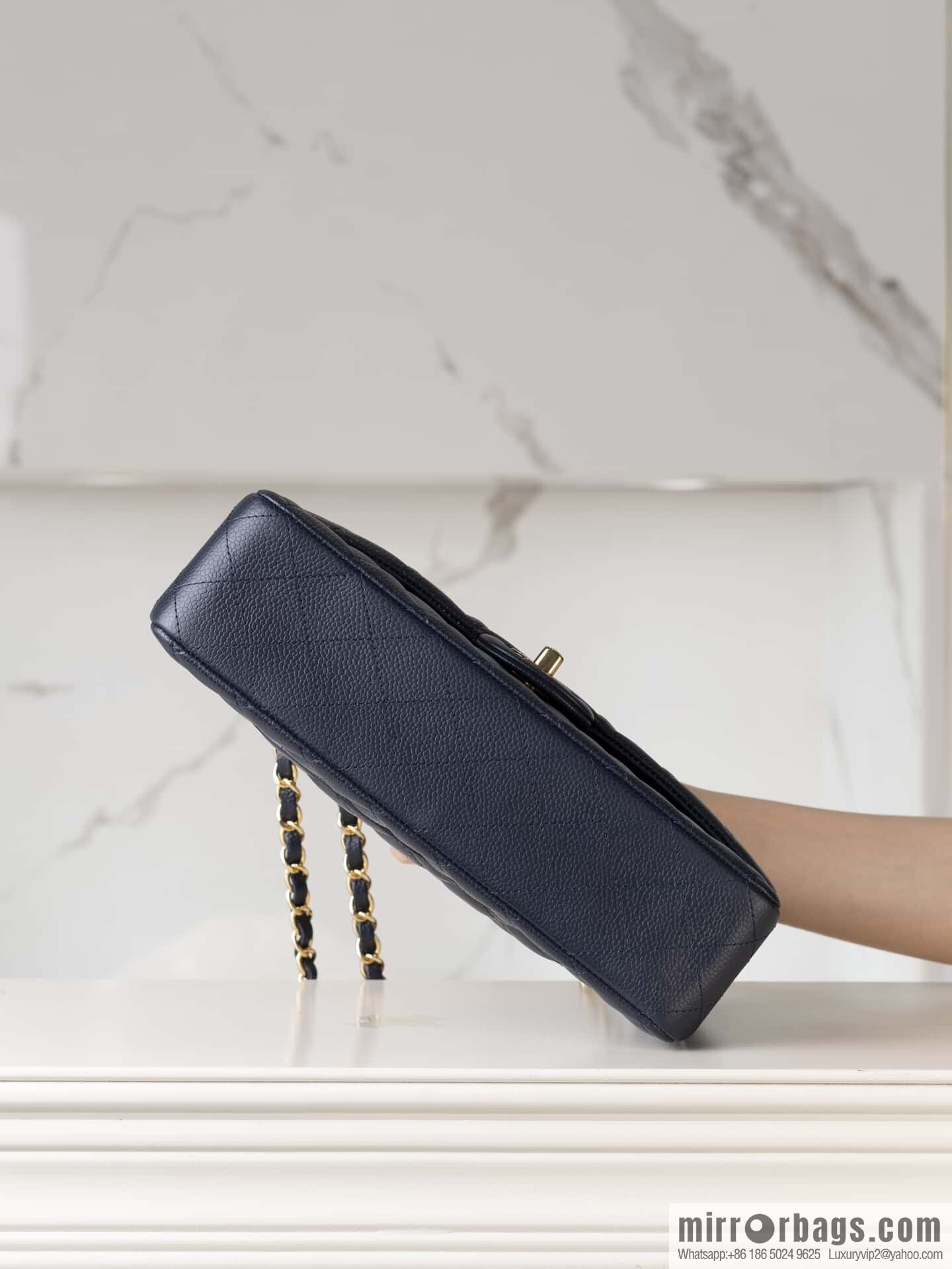 ℂ𝔽 𝗖𝗹𝗮𝘀𝘀𝗶𝗰 𝗙𝗹𝗮𝗽 | Original Litchi Pattern 🐂 Medium, Dark Blue A01112