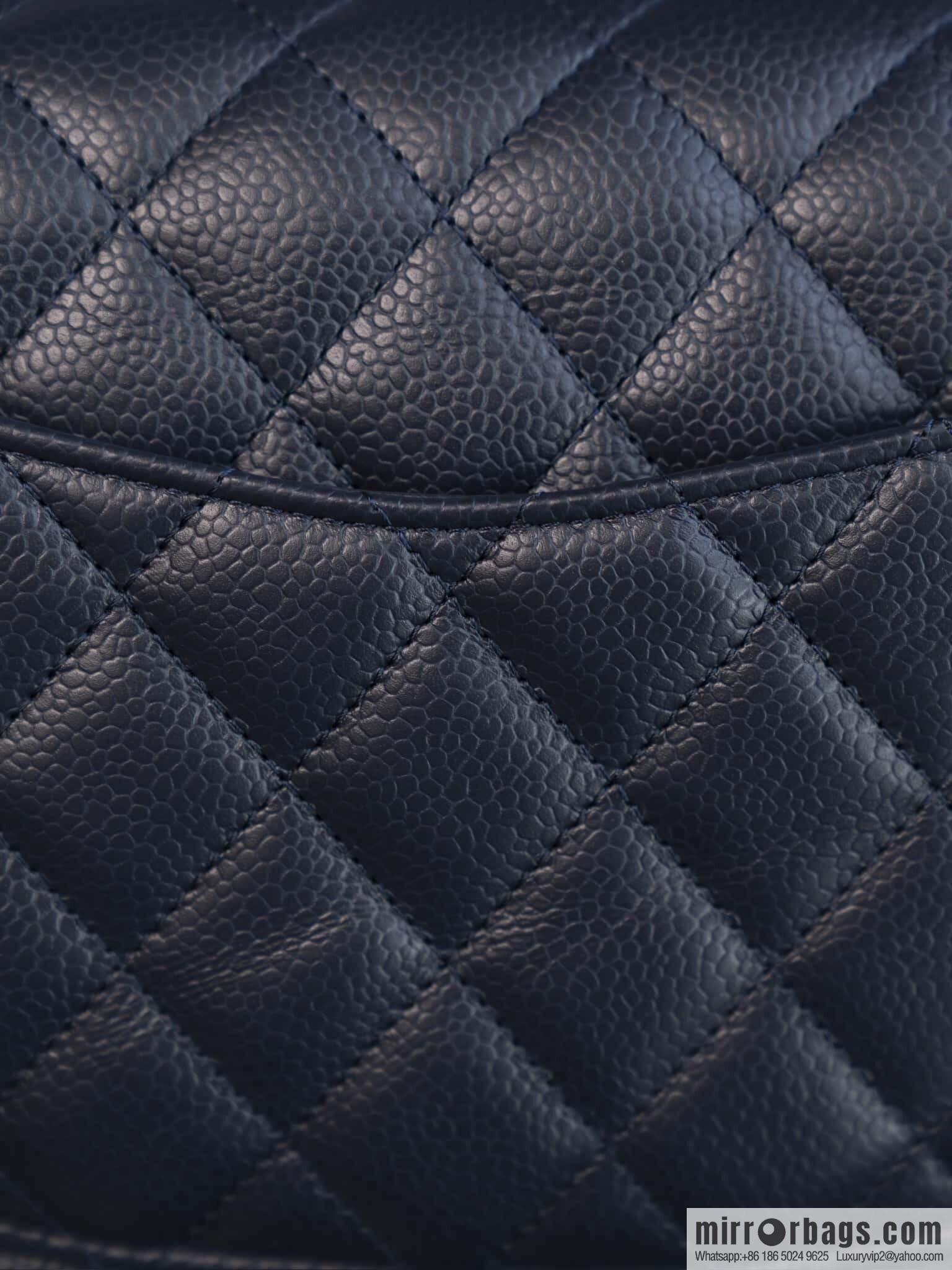 ℂ𝔽 𝗖𝗹𝗮𝘀𝘀𝗶𝗰 𝗙𝗹𝗮𝗽 | Original Litchi Pattern 🐂 Medium, Dark Blue A01112