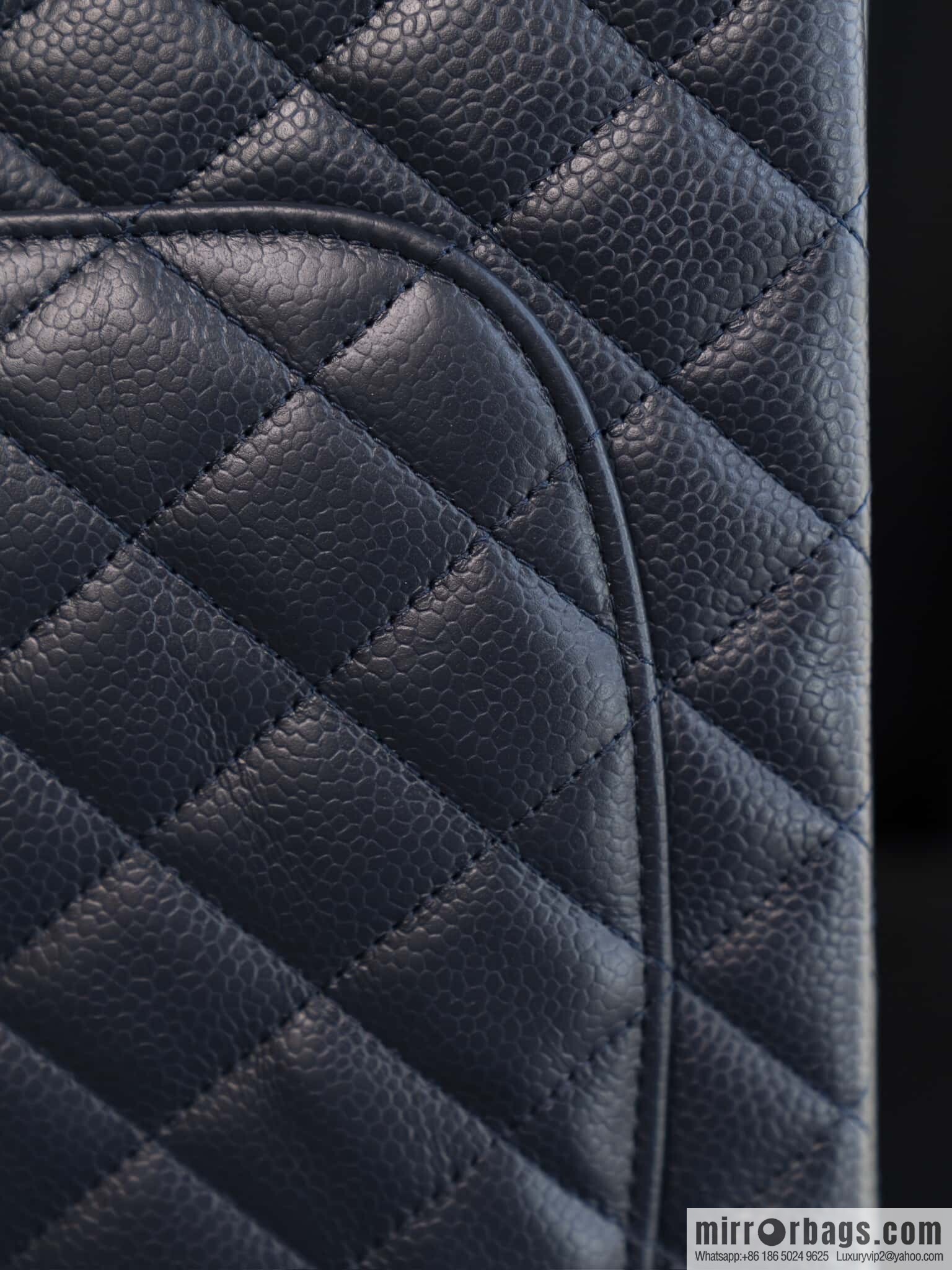 ℂ𝔽 𝗖𝗹𝗮𝘀𝘀𝗶𝗰 𝗙𝗹𝗮𝗽 | Original Litchi Pattern 🐂 Medium, Dark Blue A01112