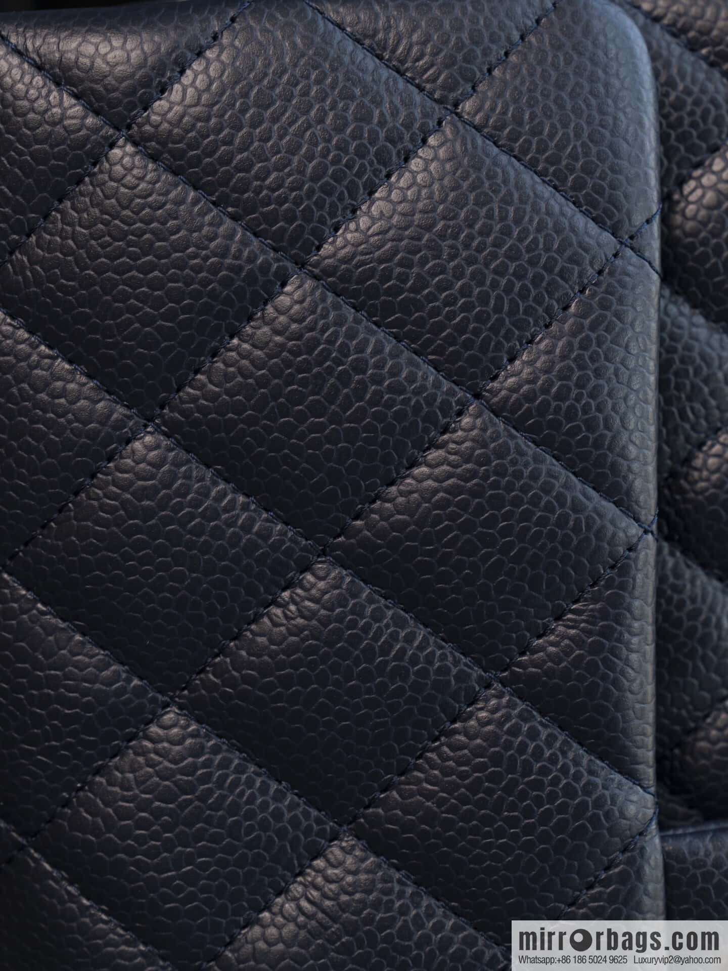 ℂ𝔽 𝗖𝗹𝗮𝘀𝘀𝗶𝗰 𝗙𝗹𝗮𝗽 | Original Litchi Pattern 🐂 Medium, Dark Blue A01112