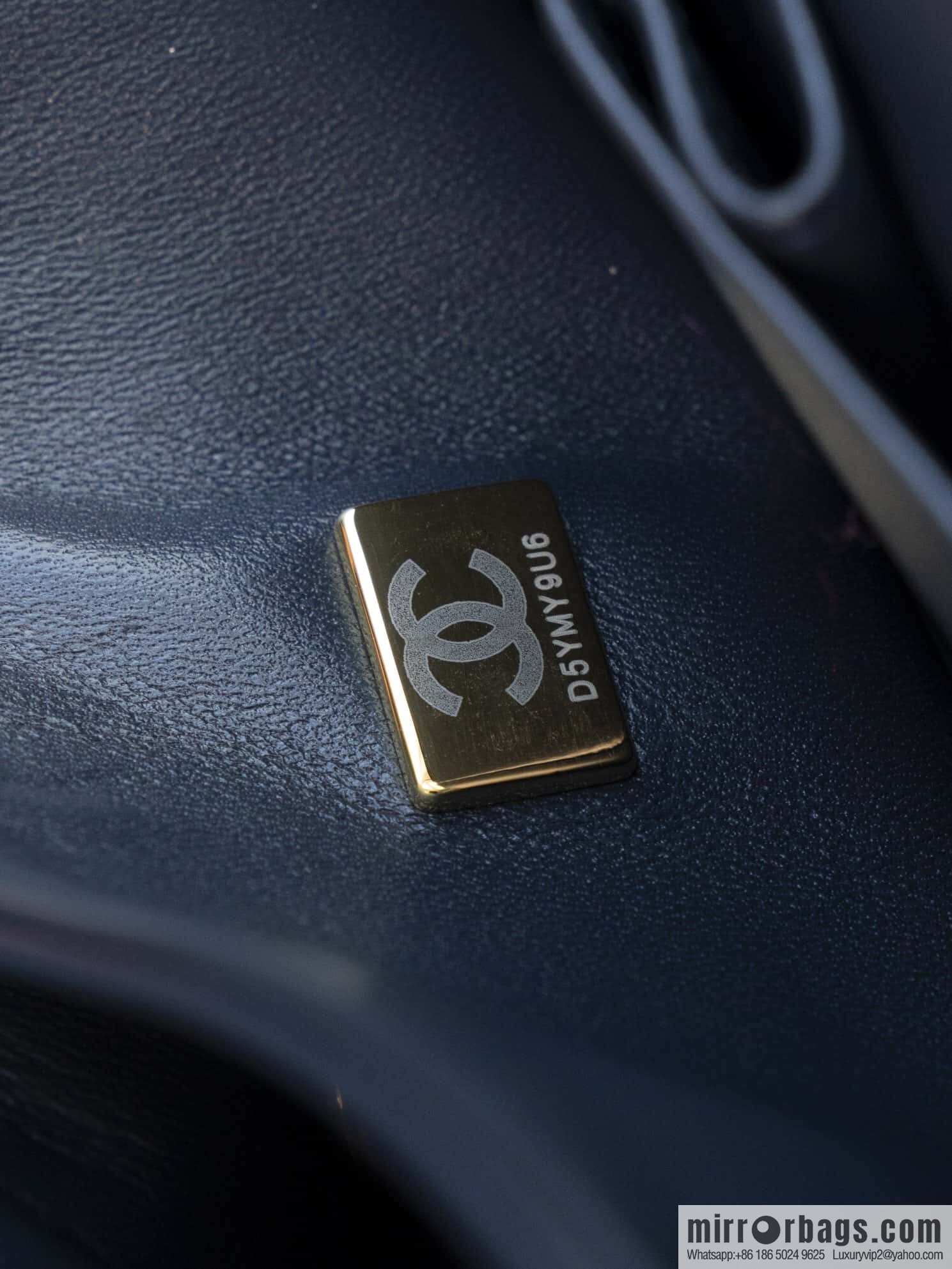 ℂ𝔽 𝗖𝗹𝗮𝘀𝘀𝗶𝗰 𝗙𝗹𝗮𝗽 | Original Litchi Pattern 🐂 Medium, Dark Blue A01112