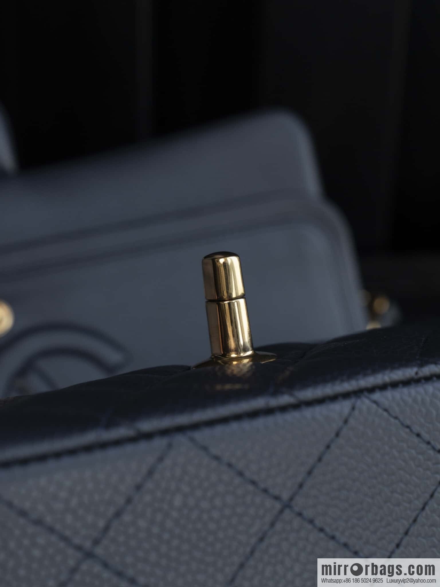 ℂ𝔽 𝗖𝗹𝗮𝘀𝘀𝗶𝗰 𝗙𝗹𝗮𝗽 | Original Litchi Pattern 🐂 Medium, Dark Blue A01112