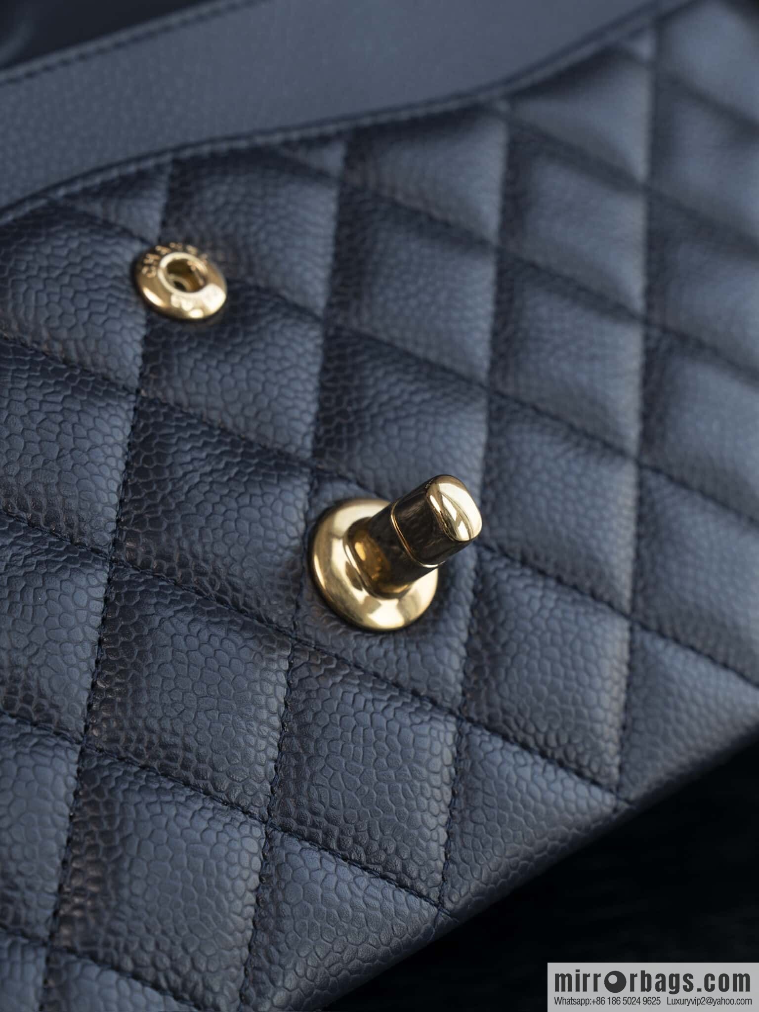 ℂ𝔽 𝗖𝗹𝗮𝘀𝘀𝗶𝗰 𝗙𝗹𝗮𝗽 | Original Litchi Pattern 🐂 Medium, Dark Blue A01112