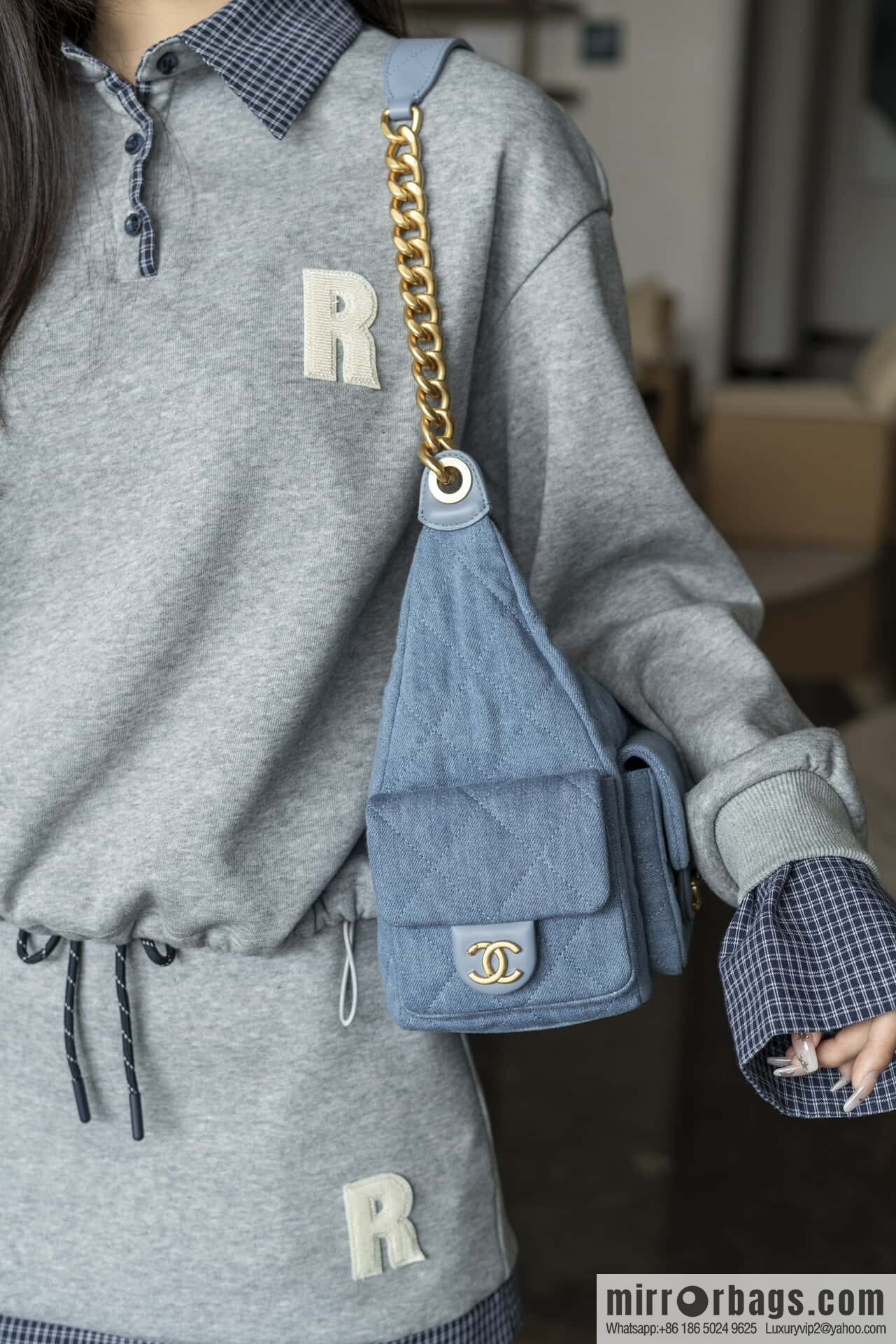 𝐂𝐡𝐚𝐧𝐞𝐥 𝟐𝟓𝐜 early spring multi pocket light denim large AS5302