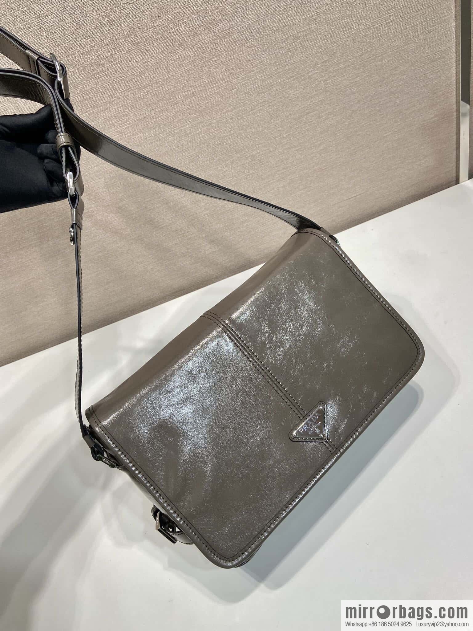 PRADA 🎉 new oil wax bag 🎉 2VD073 messenger bag 🎉🎉 brown