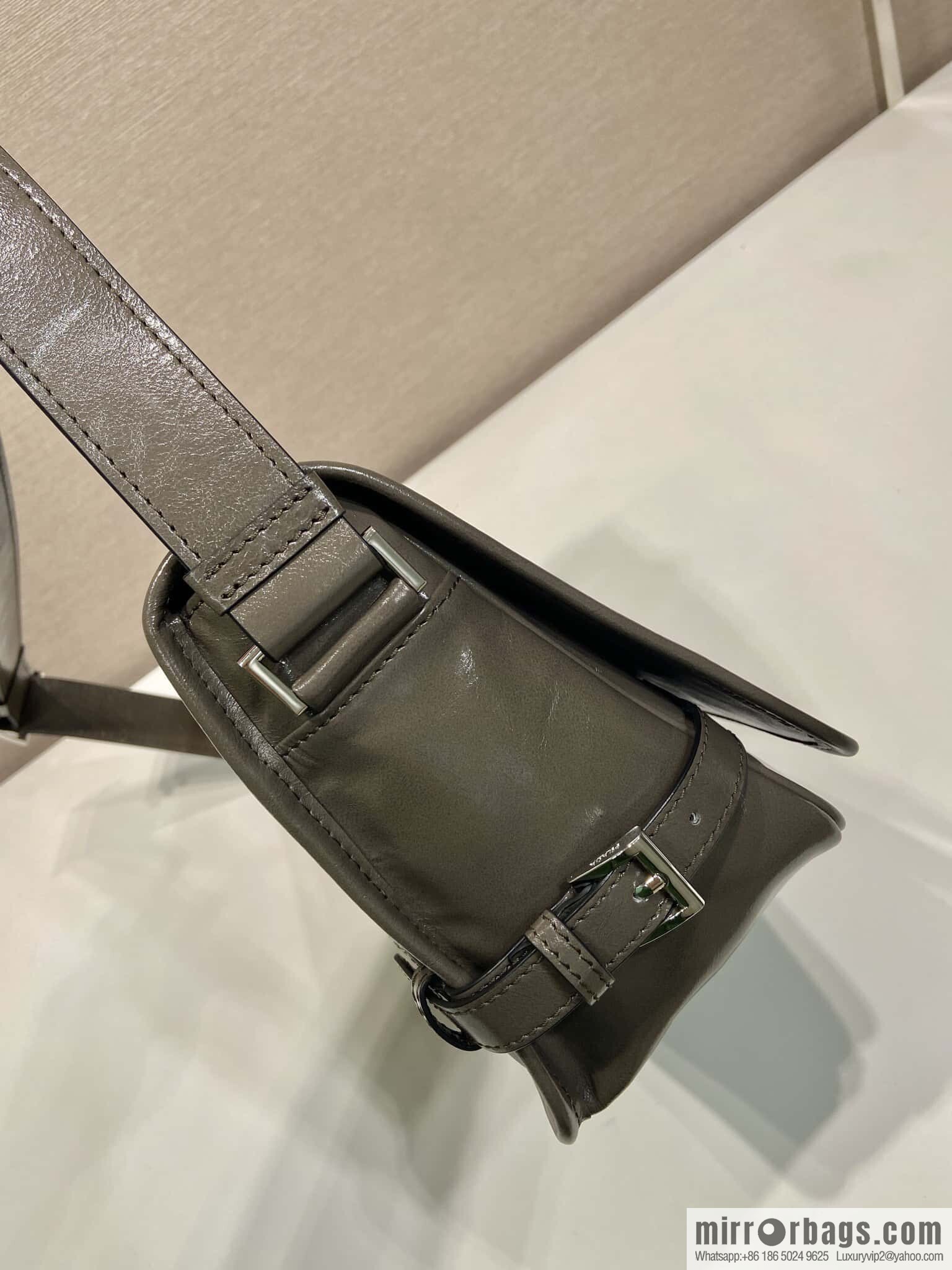 PRADA 🎉 new oil wax bag 🎉 2VD073 messenger bag 🎉🎉 brown