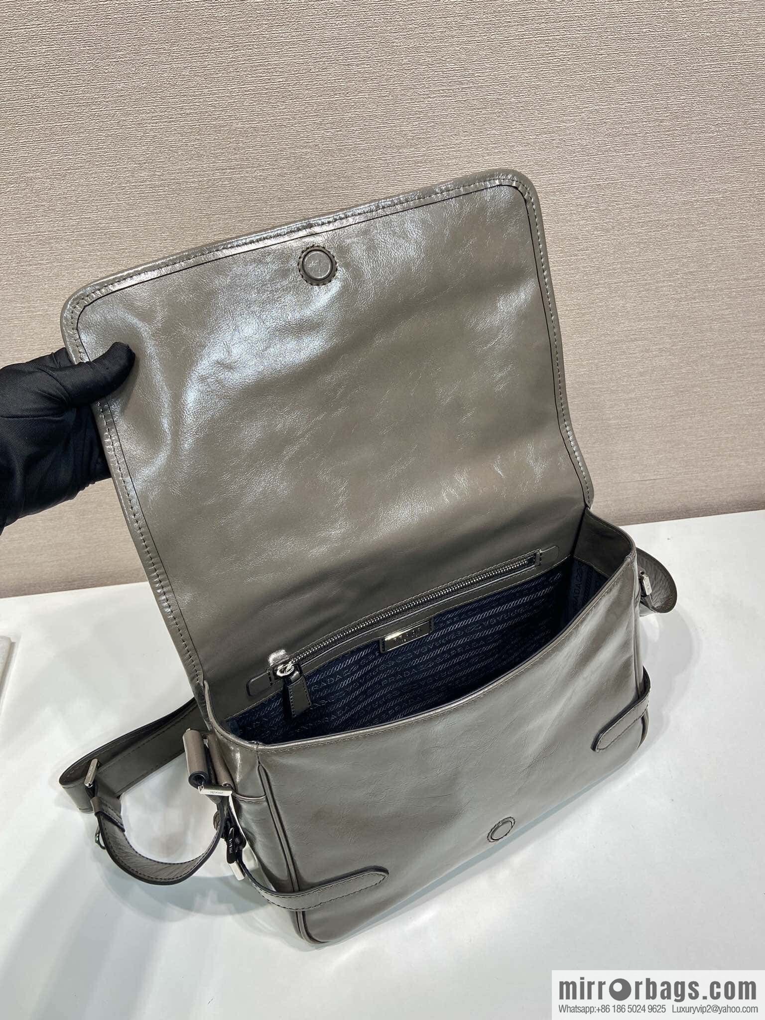 PRADA 🎉 new oil wax bag 🎉 2VD073 messenger bag 🎉🎉 brown