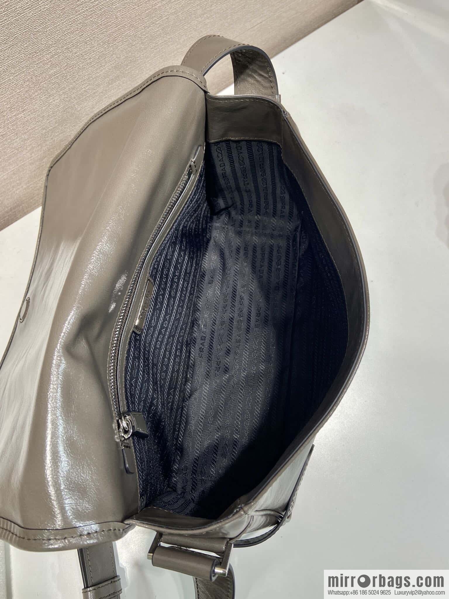 PRADA 🎉 new oil wax bag 🎉 2VD073 messenger bag 🎉🎉 brown