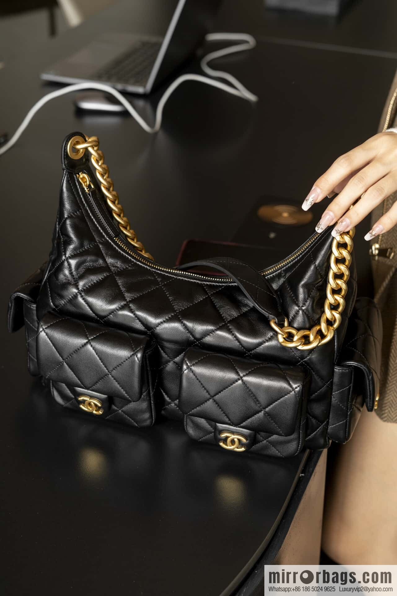 𝗖𝗛𝗔𝗘𝗡𝗟✦ 𝟐𝟓𝐜 large hippie 𝐡𝐨𝐛𝐨 𝐛𝐚𝐠 black gold 🖤 AS5302