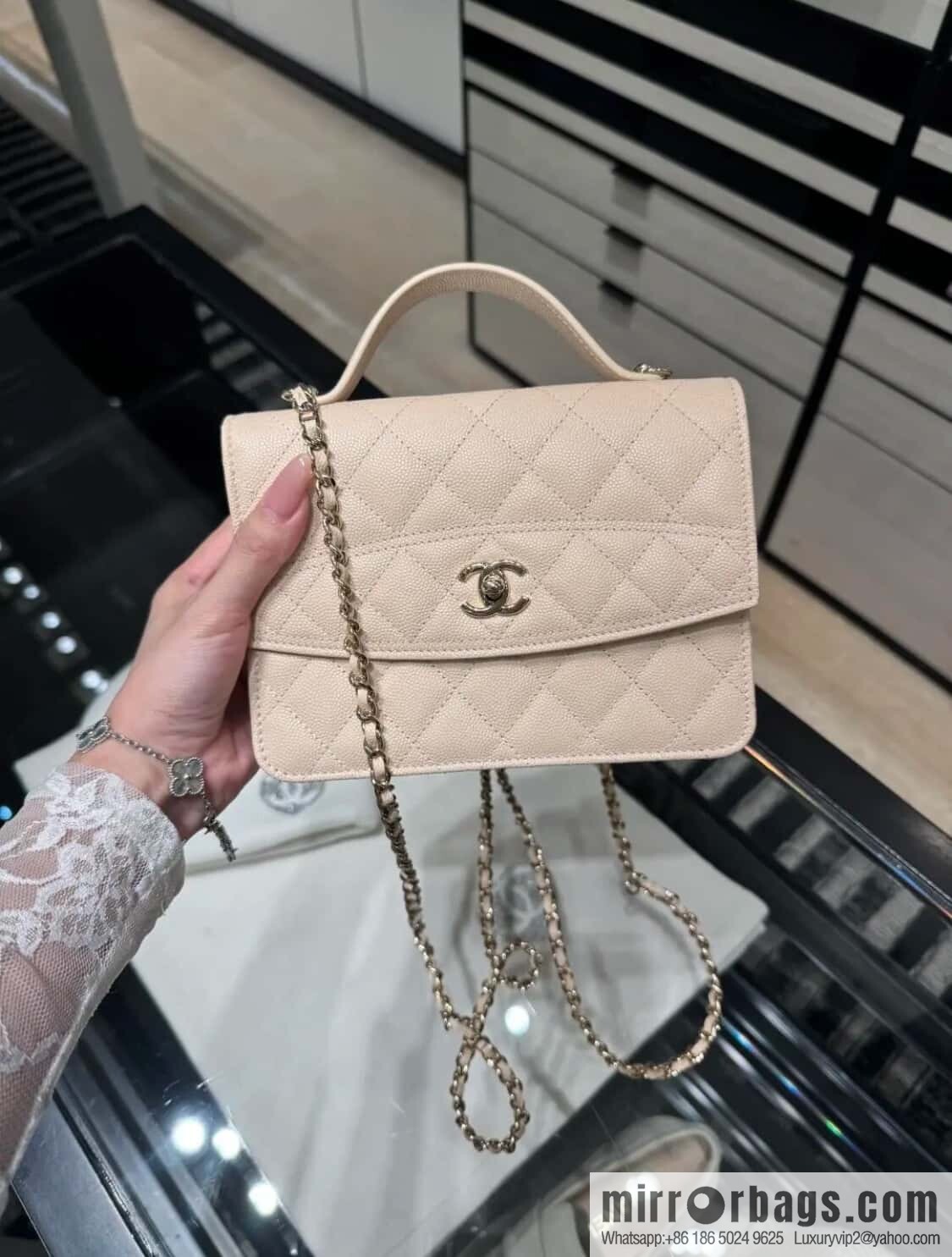 𝐂𝐡𝐚𝐧𝐞𝐥 𝟐𝟓𝐂 early spring backpack, milky white 🥛 AP4406