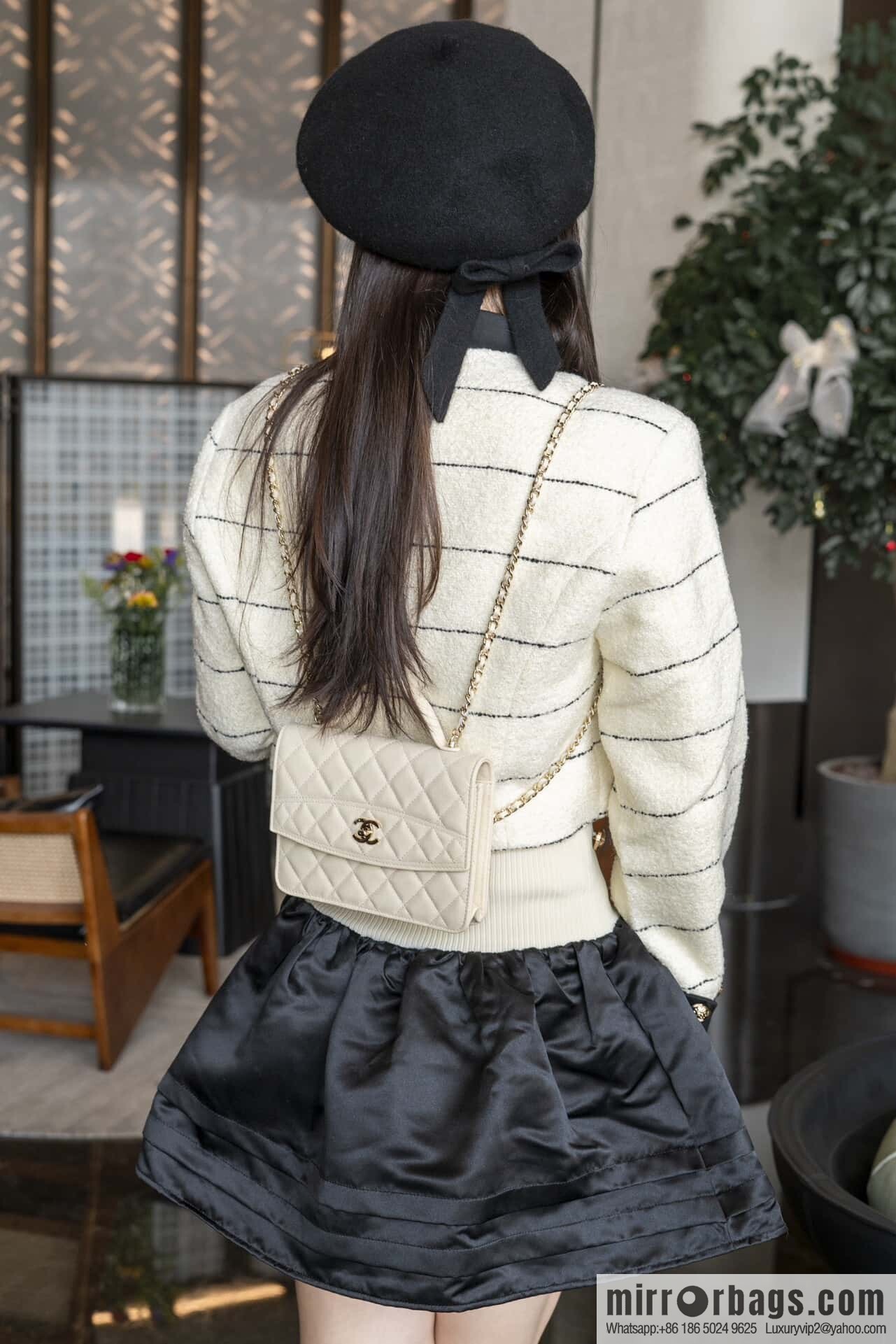𝐂𝐡𝐚𝐧𝐞𝐥 𝟐𝟓𝐂 early spring backpack, milky white 🥛 AP4406