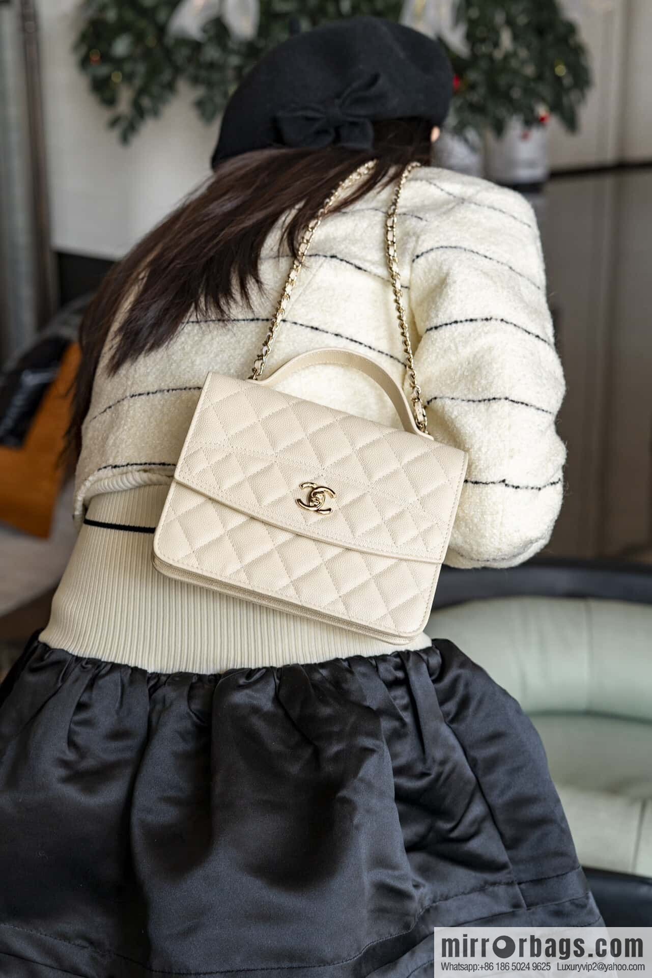 𝐂𝐡𝐚𝐧𝐞𝐥 𝟐𝟓𝐂 early spring backpack, milky white 🥛 AP4406
