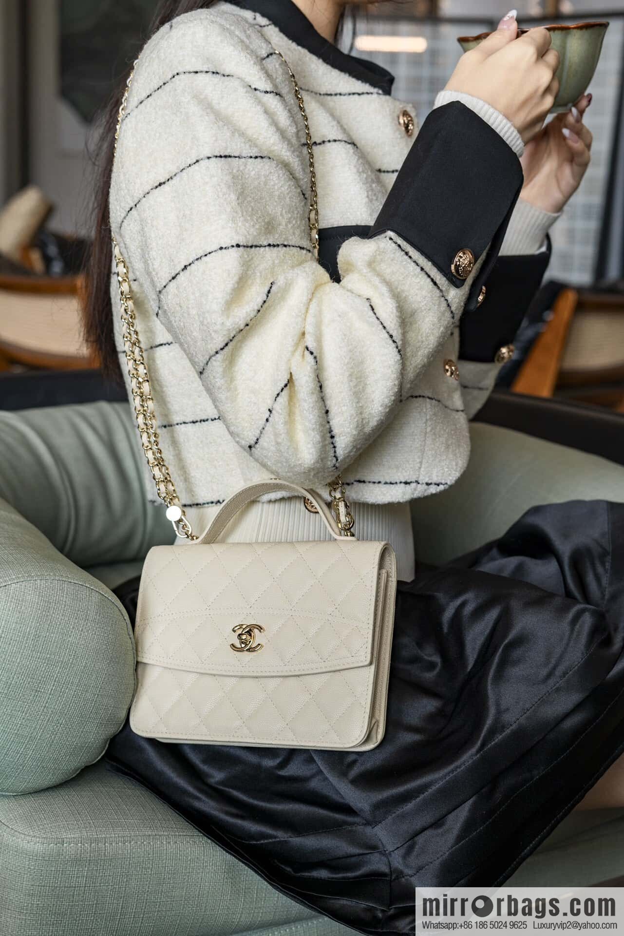 𝐂𝐡𝐚𝐧𝐞𝐥 𝟐𝟓𝐂 early spring backpack, milky white 🥛 AP4406
