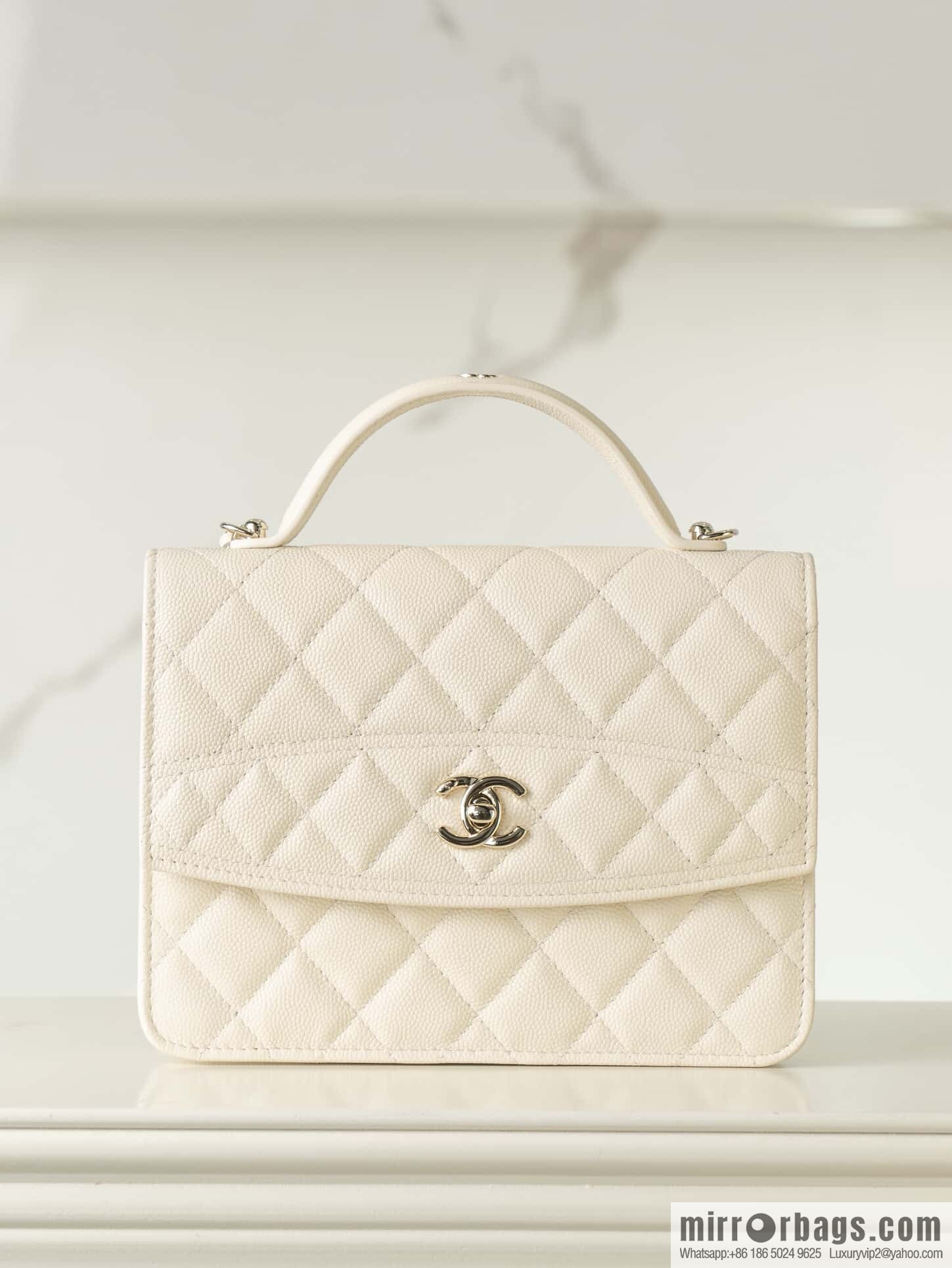 𝐂𝐡𝐚𝐧𝐞𝐥 𝟐𝟓𝐂 early spring backpack, milky white 🥛 AP4406