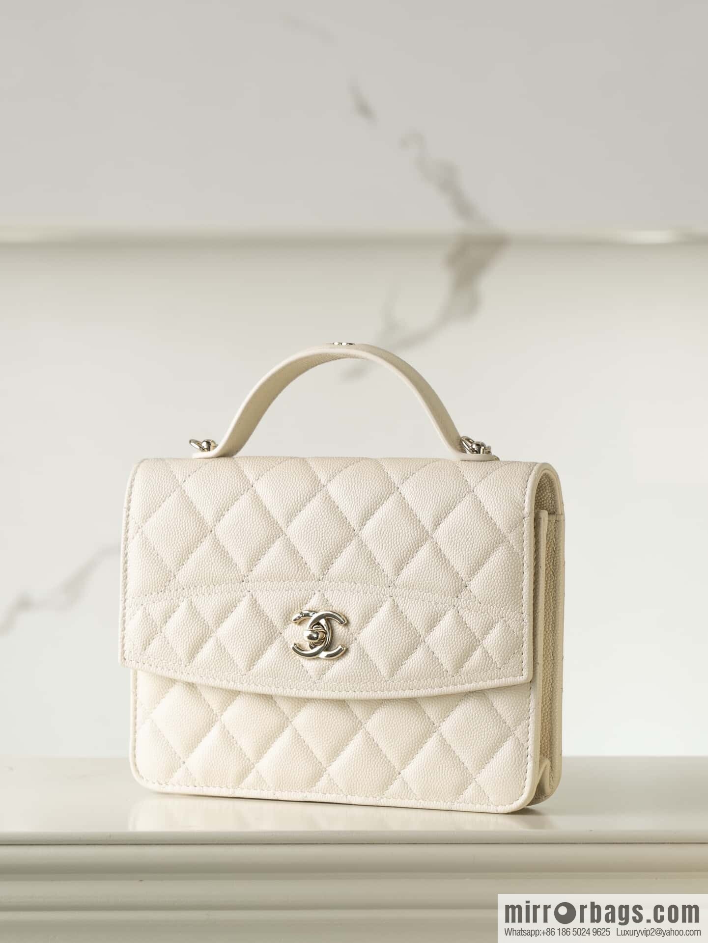 𝐂𝐡𝐚𝐧𝐞𝐥 𝟐𝟓𝐂 early spring backpack, milky white 🥛 AP4406