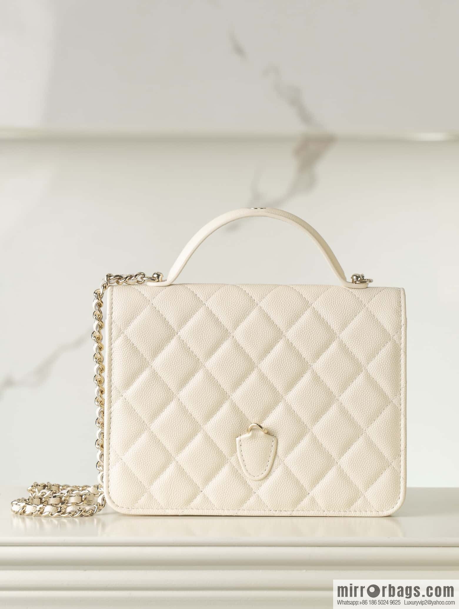 𝐂𝐡𝐚𝐧𝐞𝐥 𝟐𝟓𝐂 early spring backpack, milky white 🥛 AP4406
