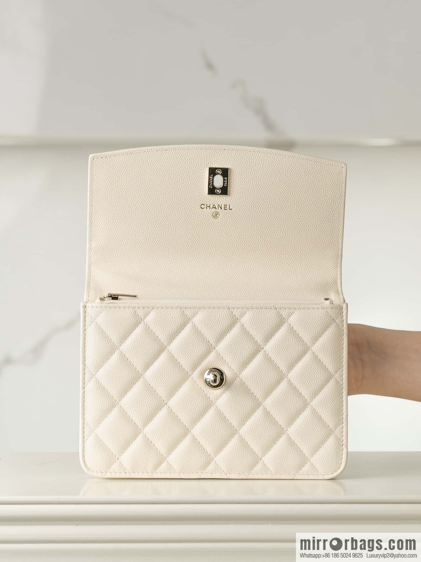 𝐂𝐡𝐚𝐧𝐞𝐥 𝟐𝟓𝐂 early spring backpack, milky white 🥛 AP4406
