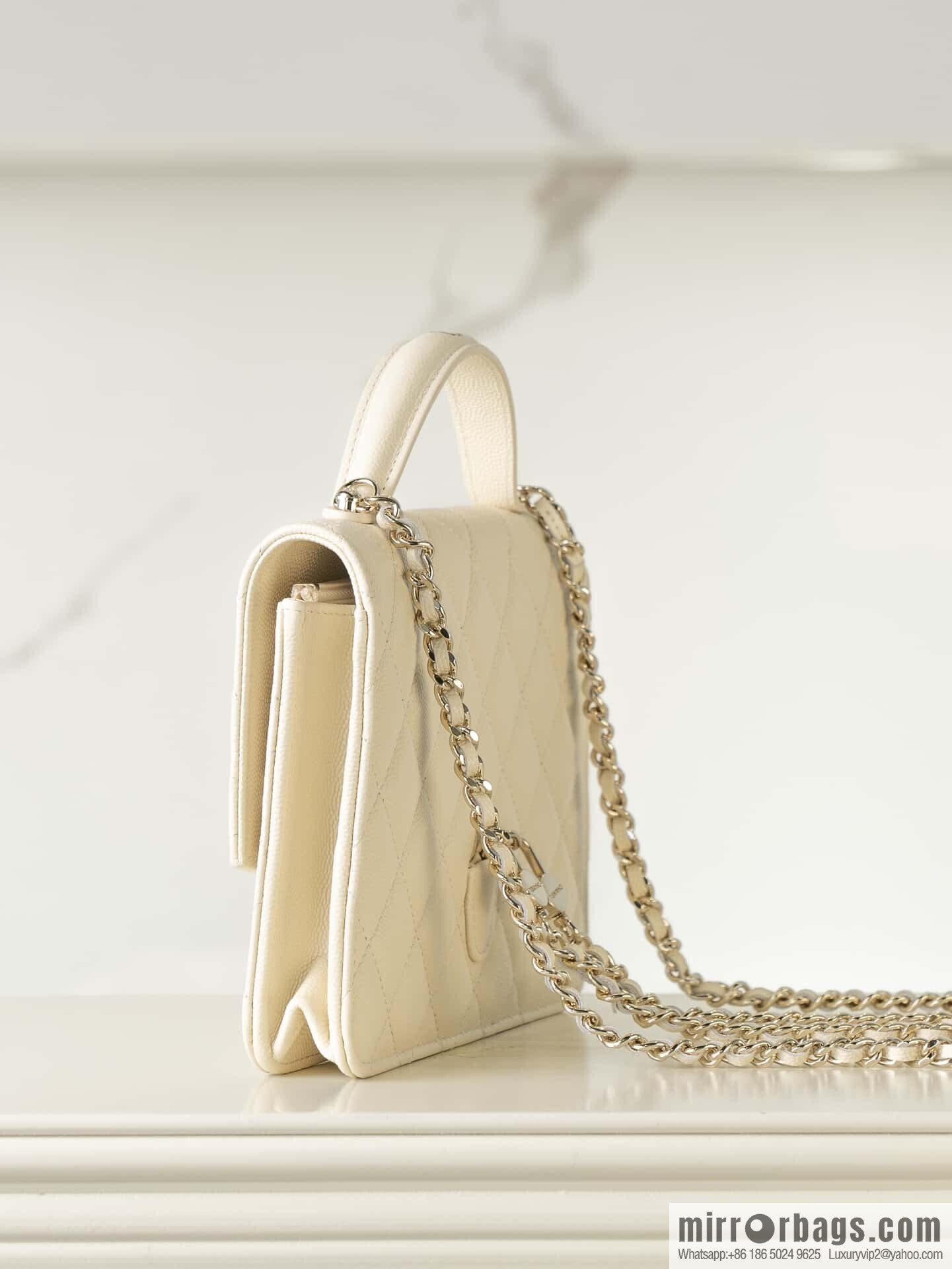 𝐂𝐡𝐚𝐧𝐞𝐥 𝟐𝟓𝐂 early spring backpack, milky white 🥛 AP4406