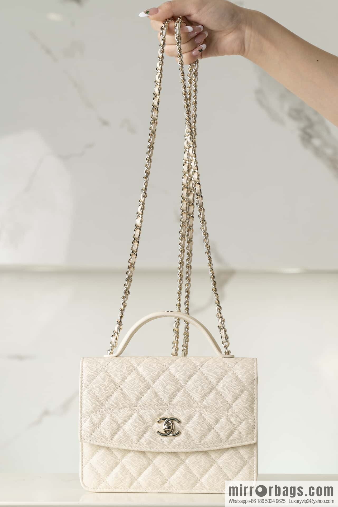 𝐂𝐡𝐚𝐧𝐞𝐥 𝟐𝟓𝐂 early spring backpack, milky white 🥛 AP4406