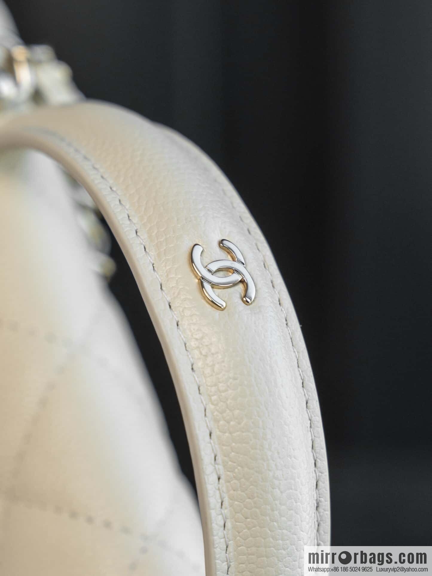 𝐂𝐡𝐚𝐧𝐞𝐥 𝟐𝟓𝐂 early spring backpack, milky white 🥛 AP4406