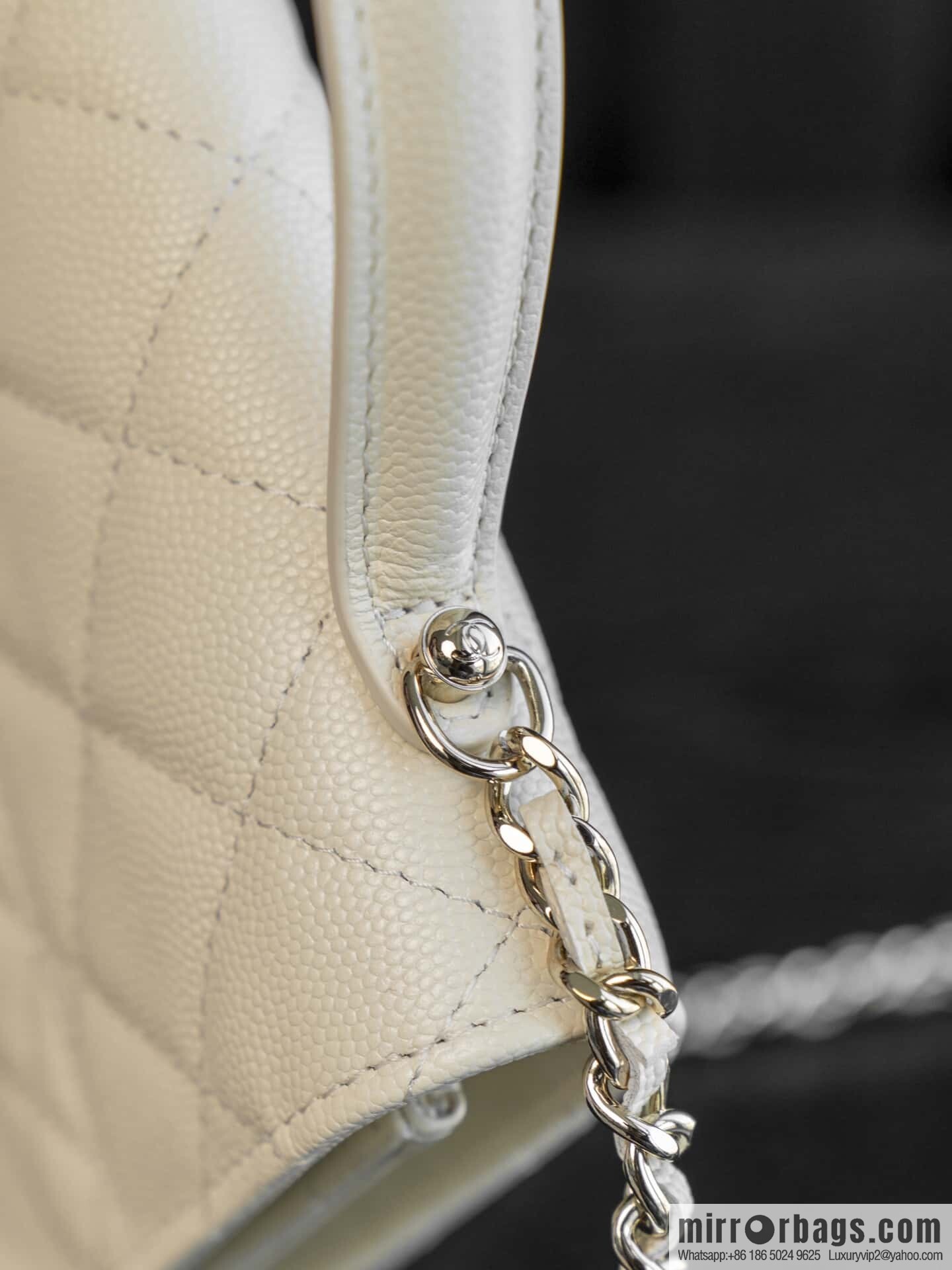 𝐂𝐡𝐚𝐧𝐞𝐥 𝟐𝟓𝐂 early spring backpack, milky white 🥛 AP4406